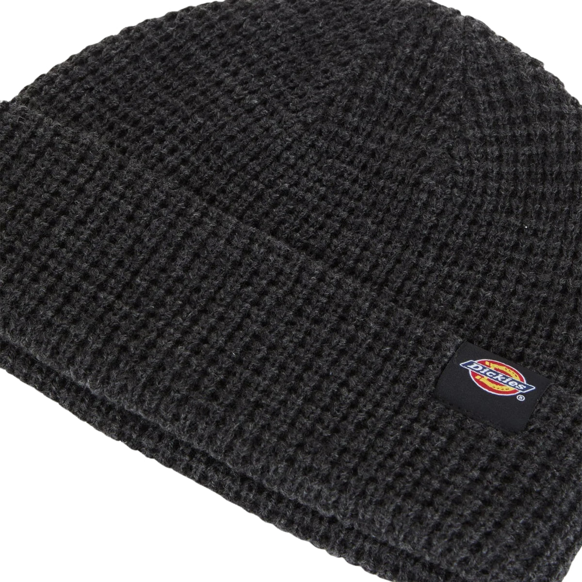 Pormenor da textura waffle e da etiqueta Dickies cosida na dobra do gorro preto.