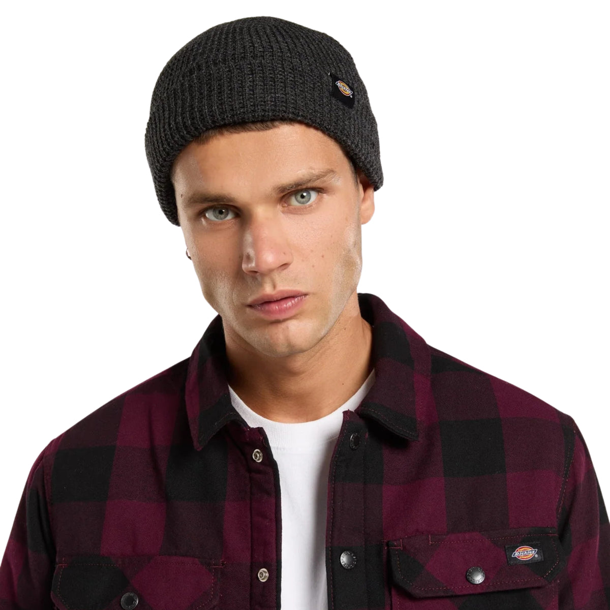 Gorro Dickies Woodworth Waffle preto usado por modelo com camisa de quadrados em bordeaux e preto.