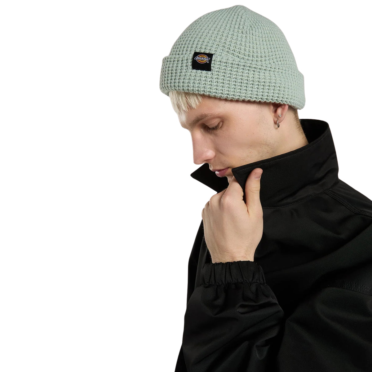 Gorro Dickies Woodworth Waffle Jadeite usado por modelo de perfil, com dobra e etiqueta Dickies visível.