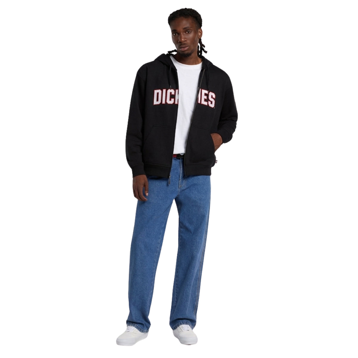 Casaco com carapuço para homem Dickies Aitkin Full Zip em Preto. Foto da parte da frente, modelo de corpo inteiro, vestido.