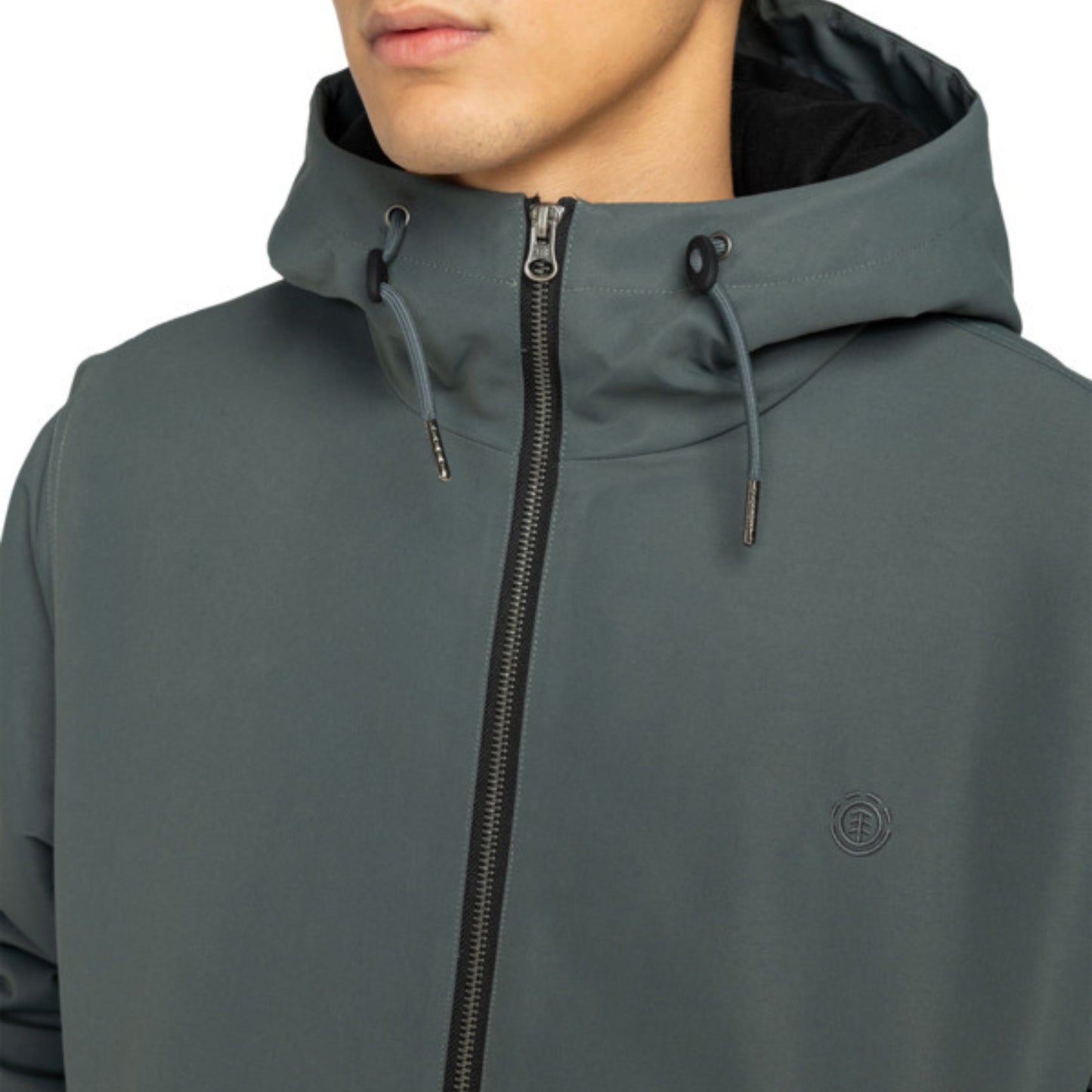 Casaco com carapuço para homem Element Dulcey em Ardoise. Foto de detalhe de frente ao nível do peito, vestido.