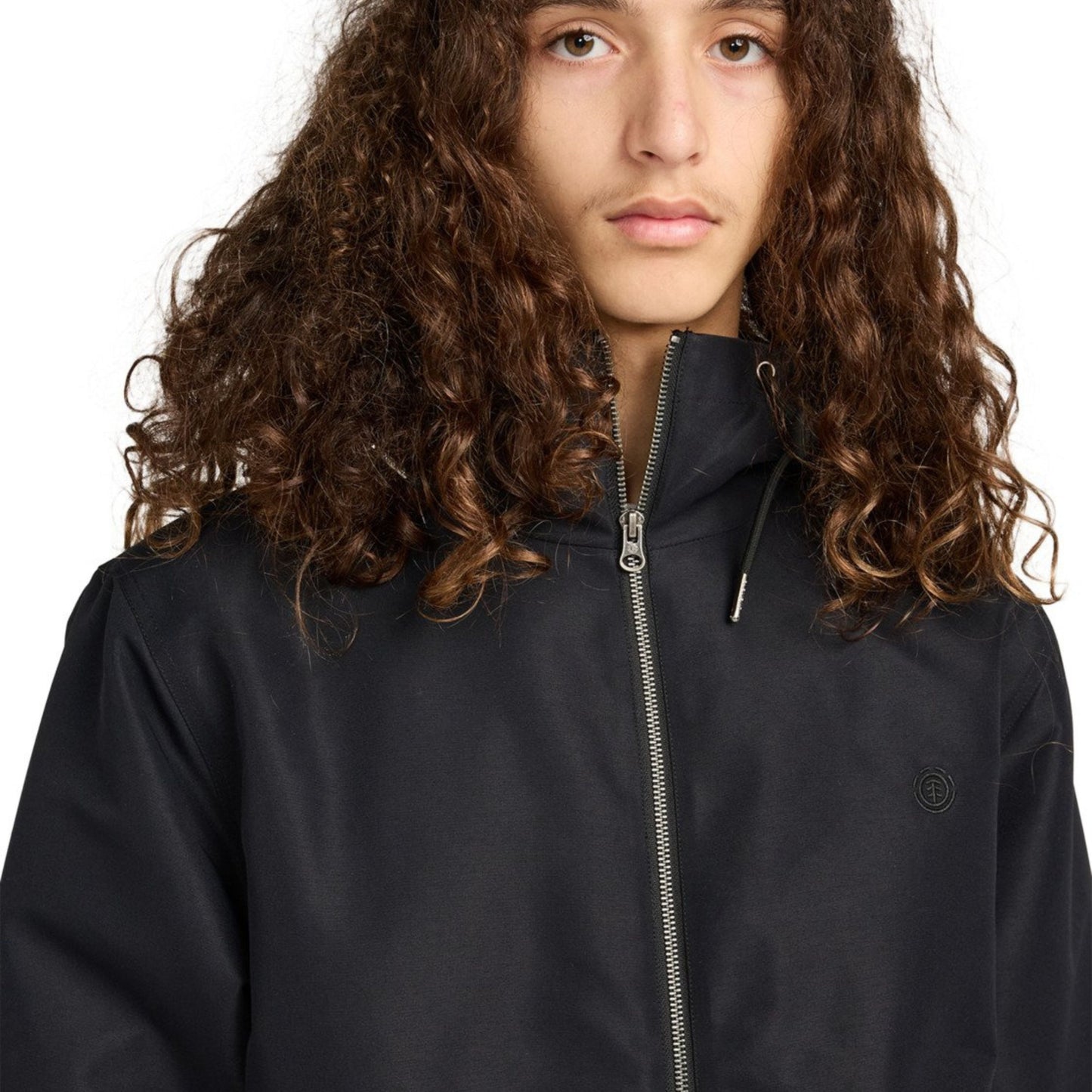 Casaco com carapuço para homem Element Dulcey em Flint Black. Foto da parte da frente, vestido, com detalhe na gola.