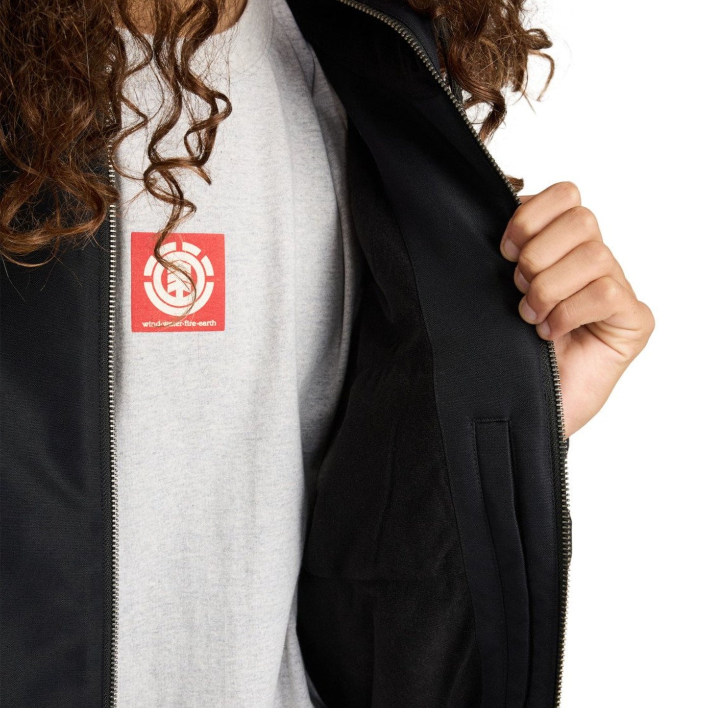 Casaco com carapuço para homem Element Dulcey em Flint Black. Foto da parte da frente, vestido, com detalhe no bolso interior e forro.