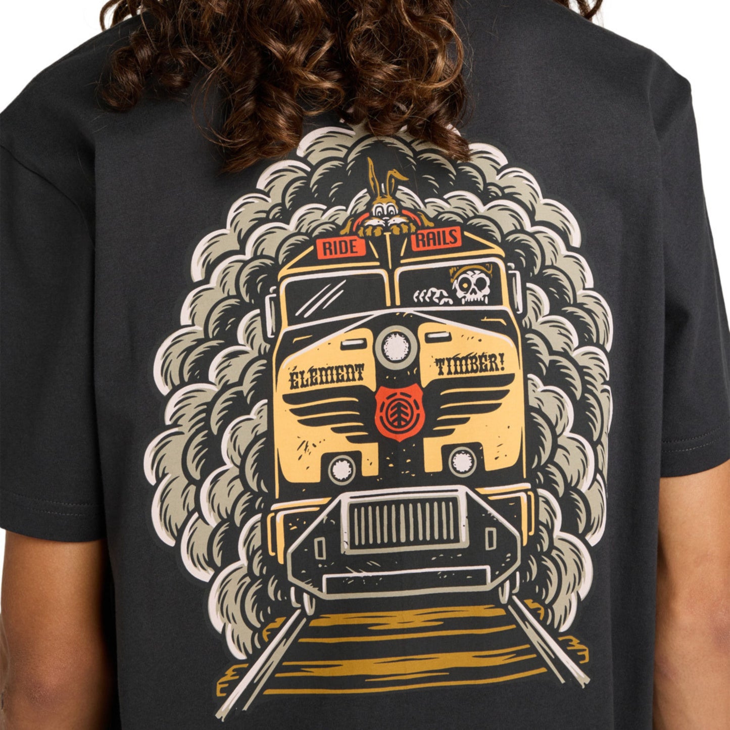 T-Shirt de manga curta para homem Element X Timber Freight Train em Off Black. Foto da parte de trás, vestida.