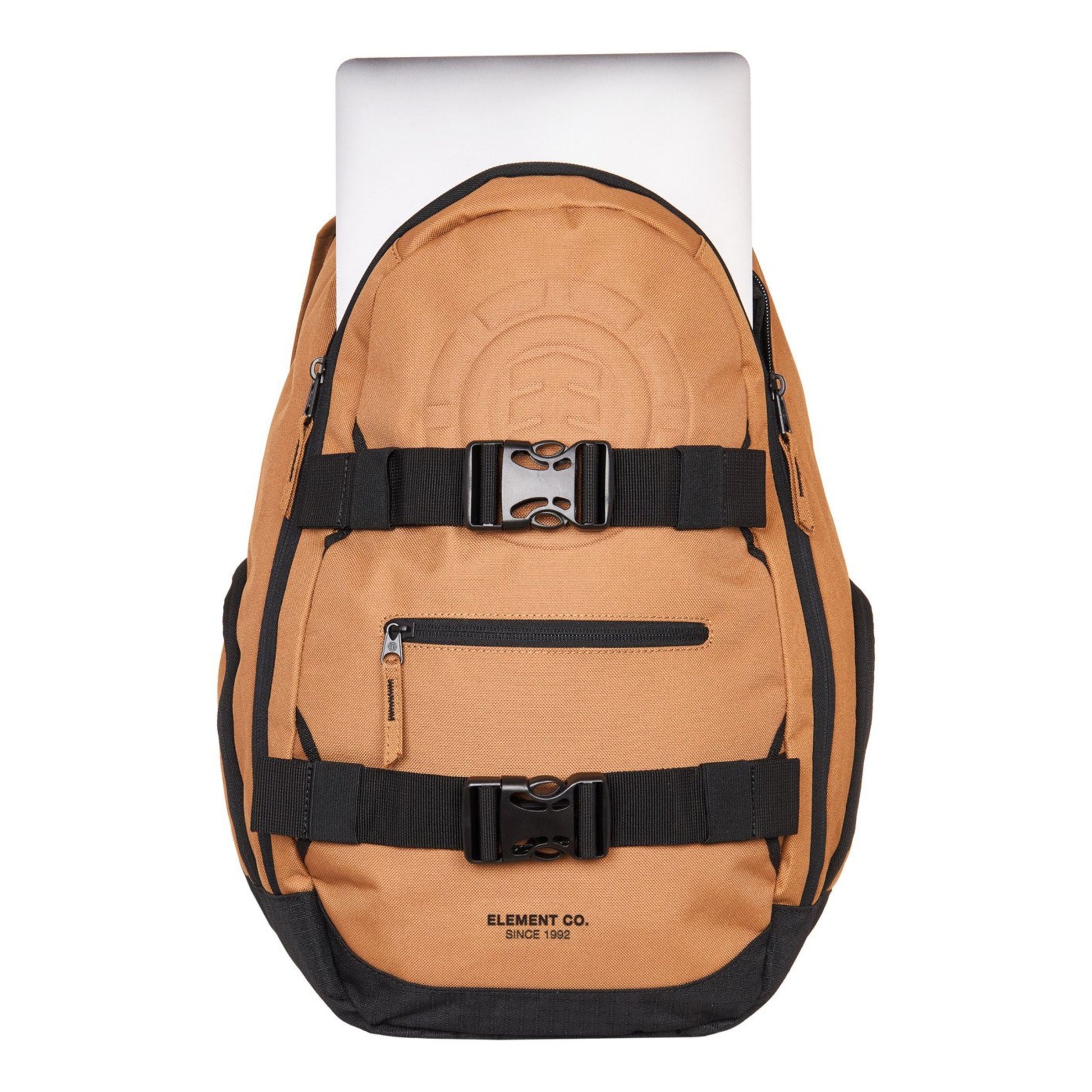 Mochila unissexo Element Mohave em Nuthatch. Foto da parte da frente, com computador.