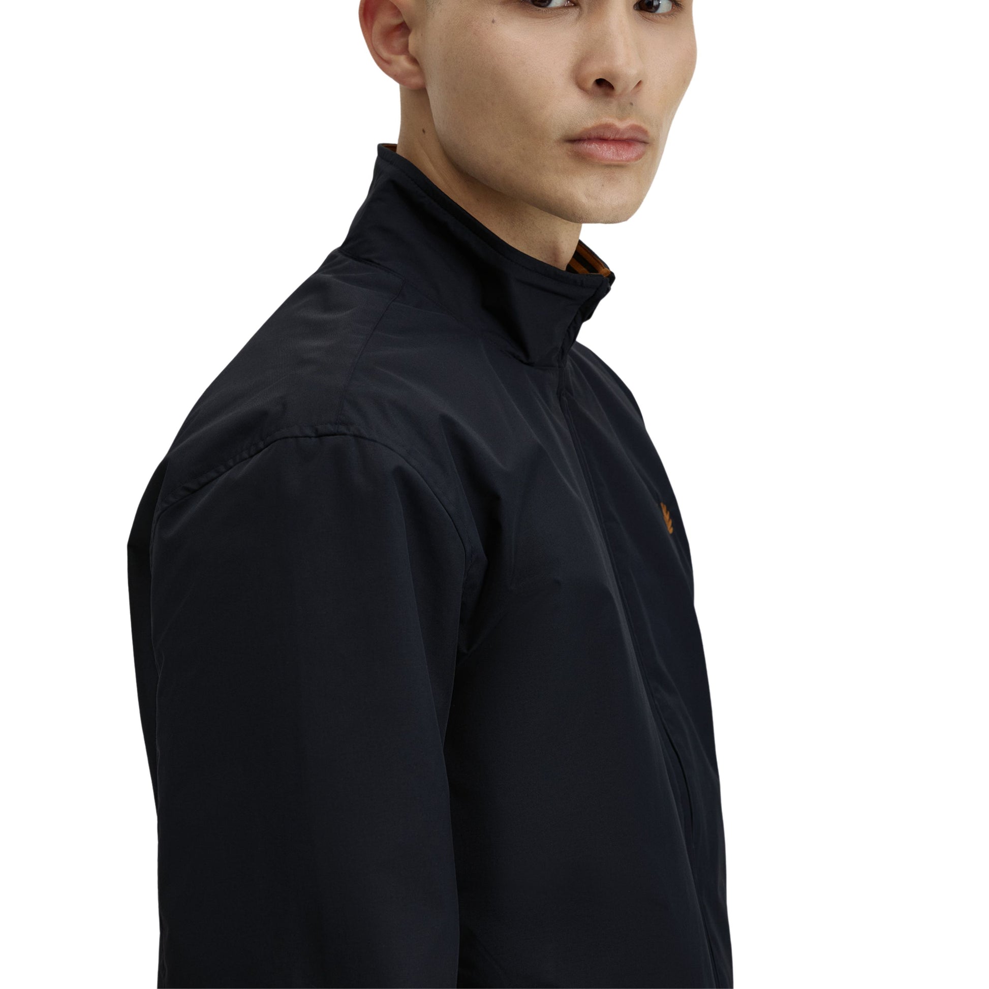 Casaco para homem Fred Perry Bretham em Azul Marinho. Foto da lateral, vestido.