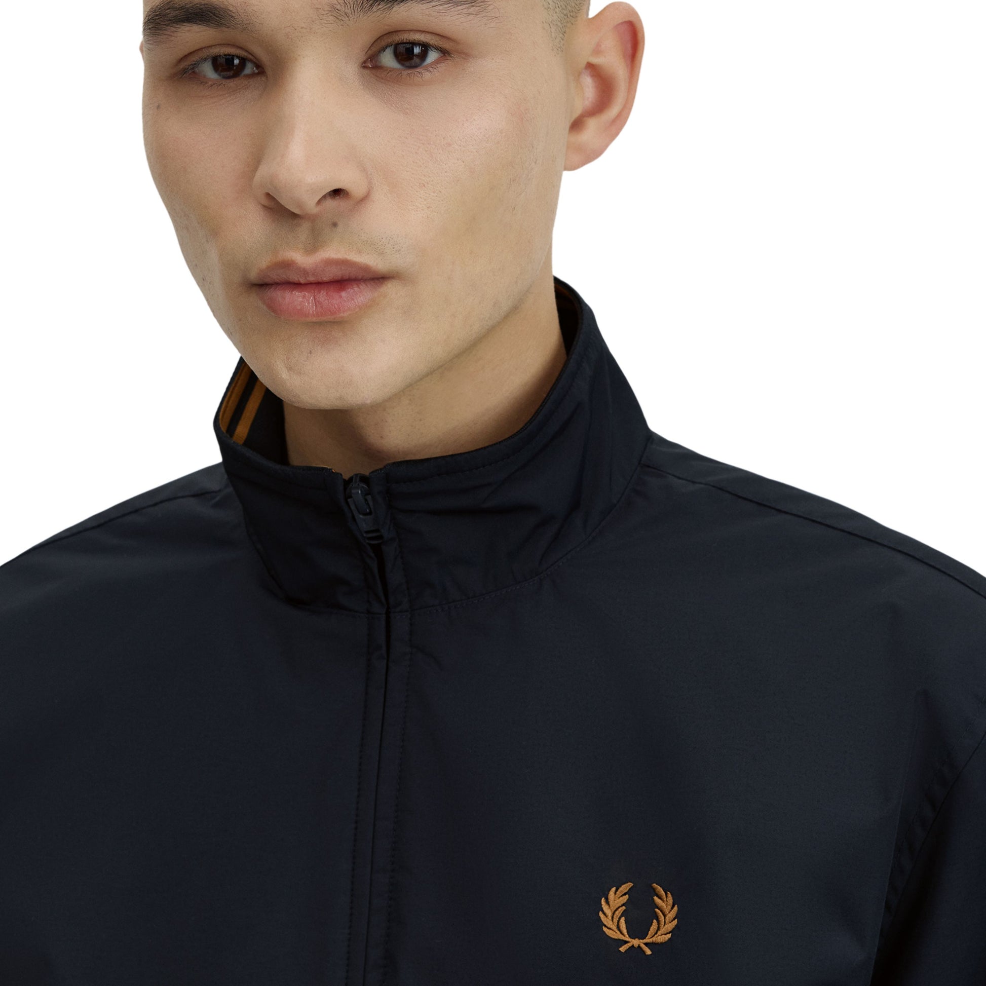 Casaco para homem Fred Perry Bretham em Azul Marinho. Foto de detalhe da parte da frente, vestido.