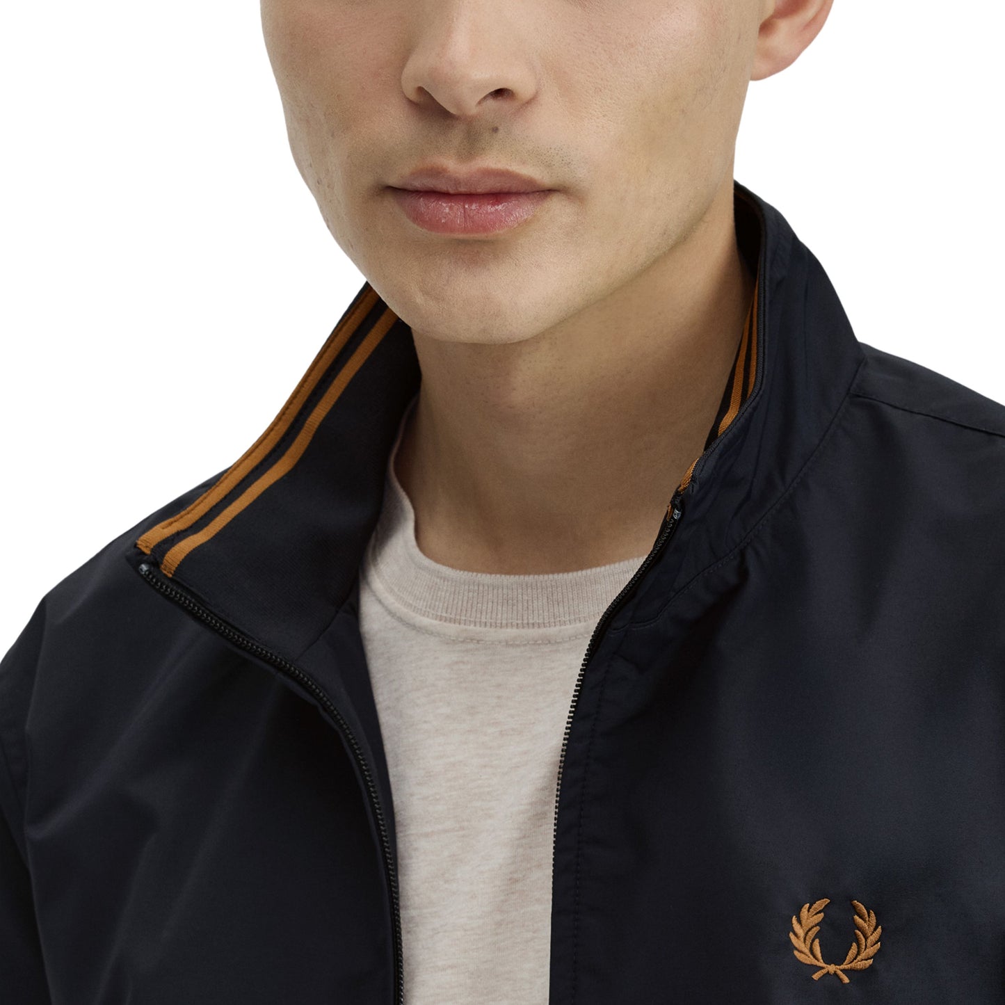 Casaco para homem Fred Perry Bretham em Azul Marinho. Foto de detalhe da parte da frente, vestido.