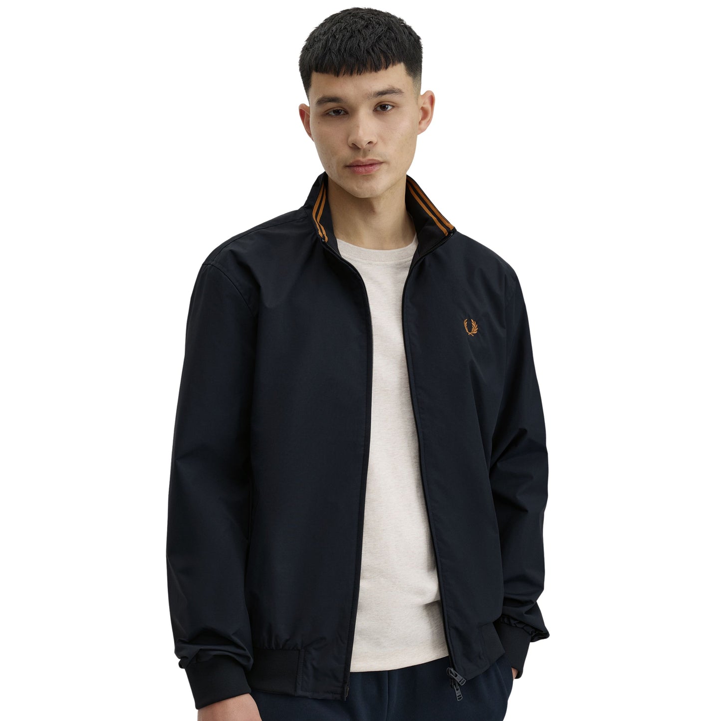 Casaco para homem Fred Perry Bretham em Azul Marinho. Foto da parte da frente, vestido.