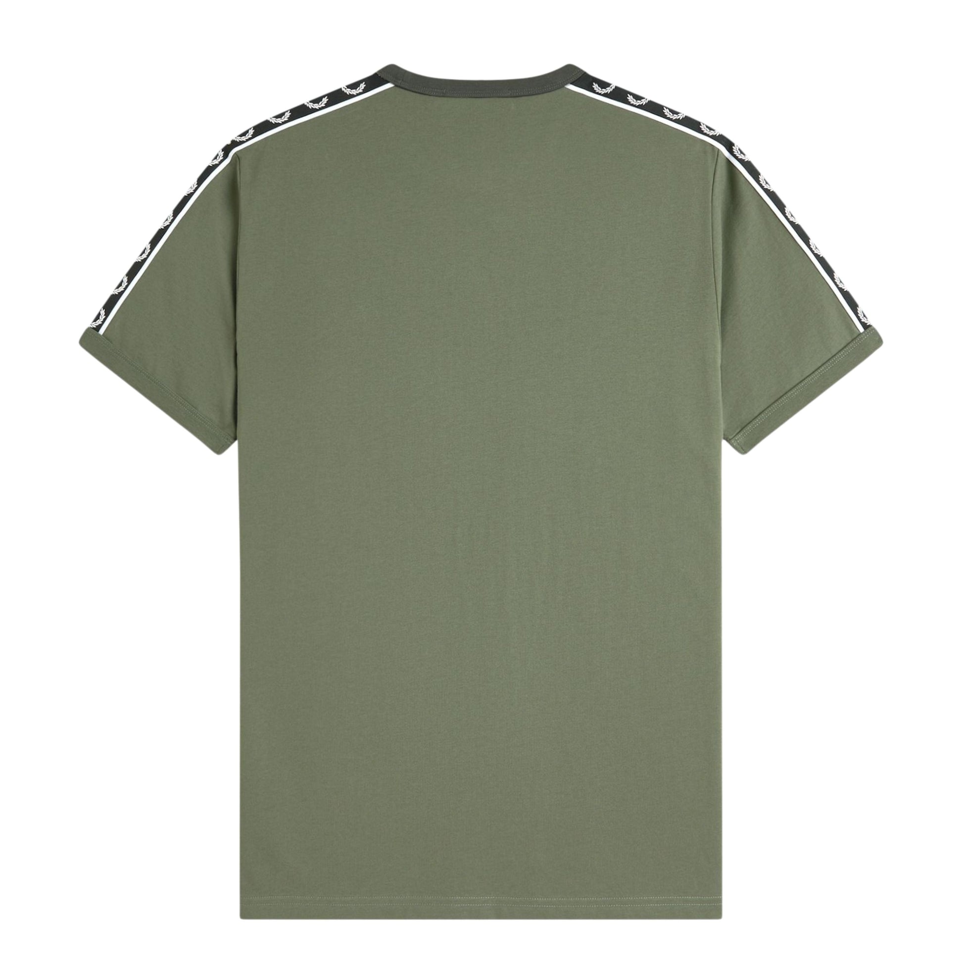 T-shirt com manga curta para homem Fred Perry Contrast Tape Ringer em Verde Laurel Wreath/Preto. Foto da parte de trás.