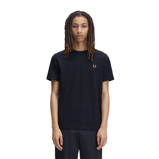 T-shirt de manga curta Fred Perry Contrast Tape Ringer em Navy — modelo de frente, meio corpo, t-shirt azul-marinho de corte regular, coroa de louros Fred Perry bordada em amarelo-dourado no peito esquerdo, mangas sem fita visível neste ângulo, calças pretas, fundo branco