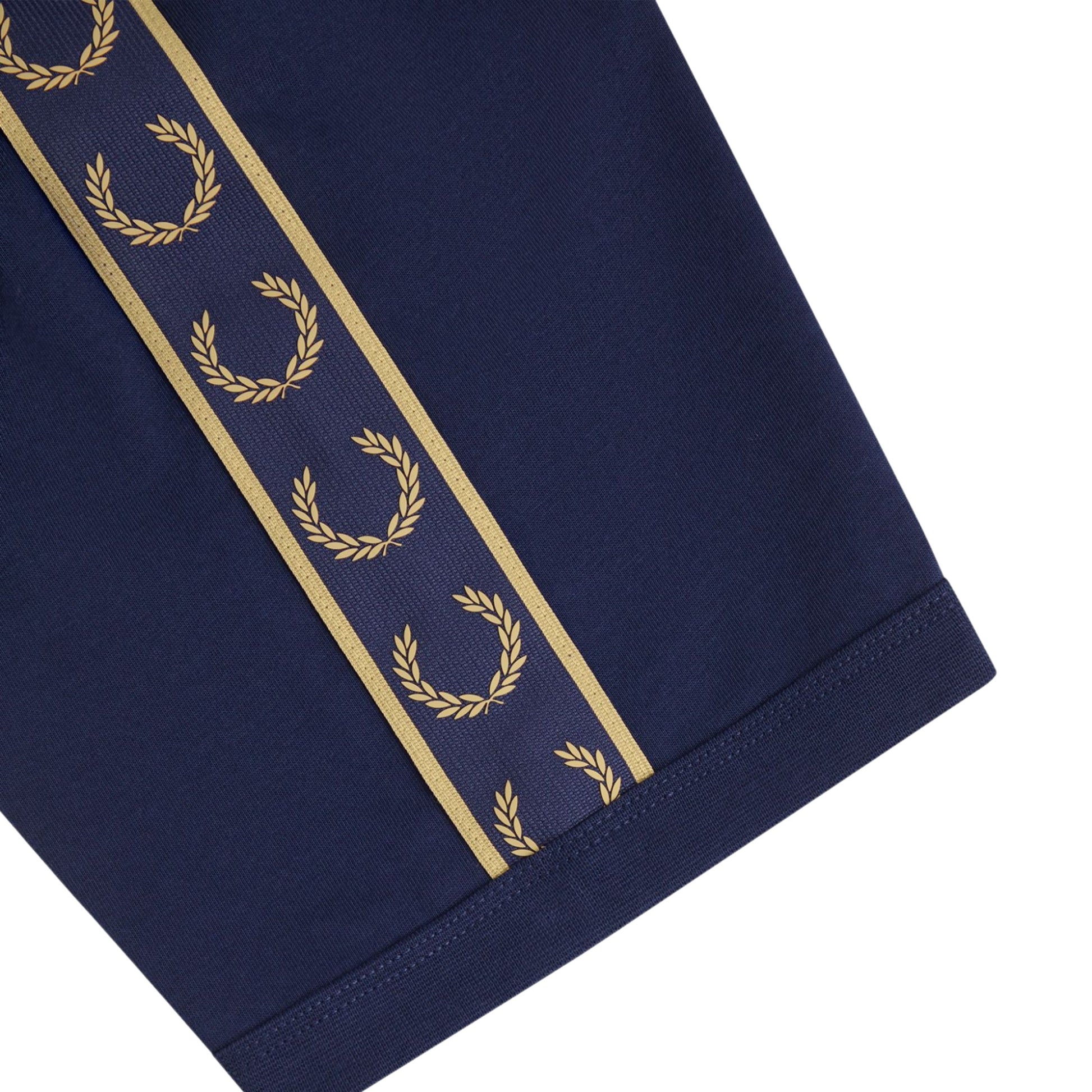 T-Shirt de manga curta para homem Fred Perry Contrast Tape Ringer em Azul Tennis/Champagne. Foto de detalhe da manga.