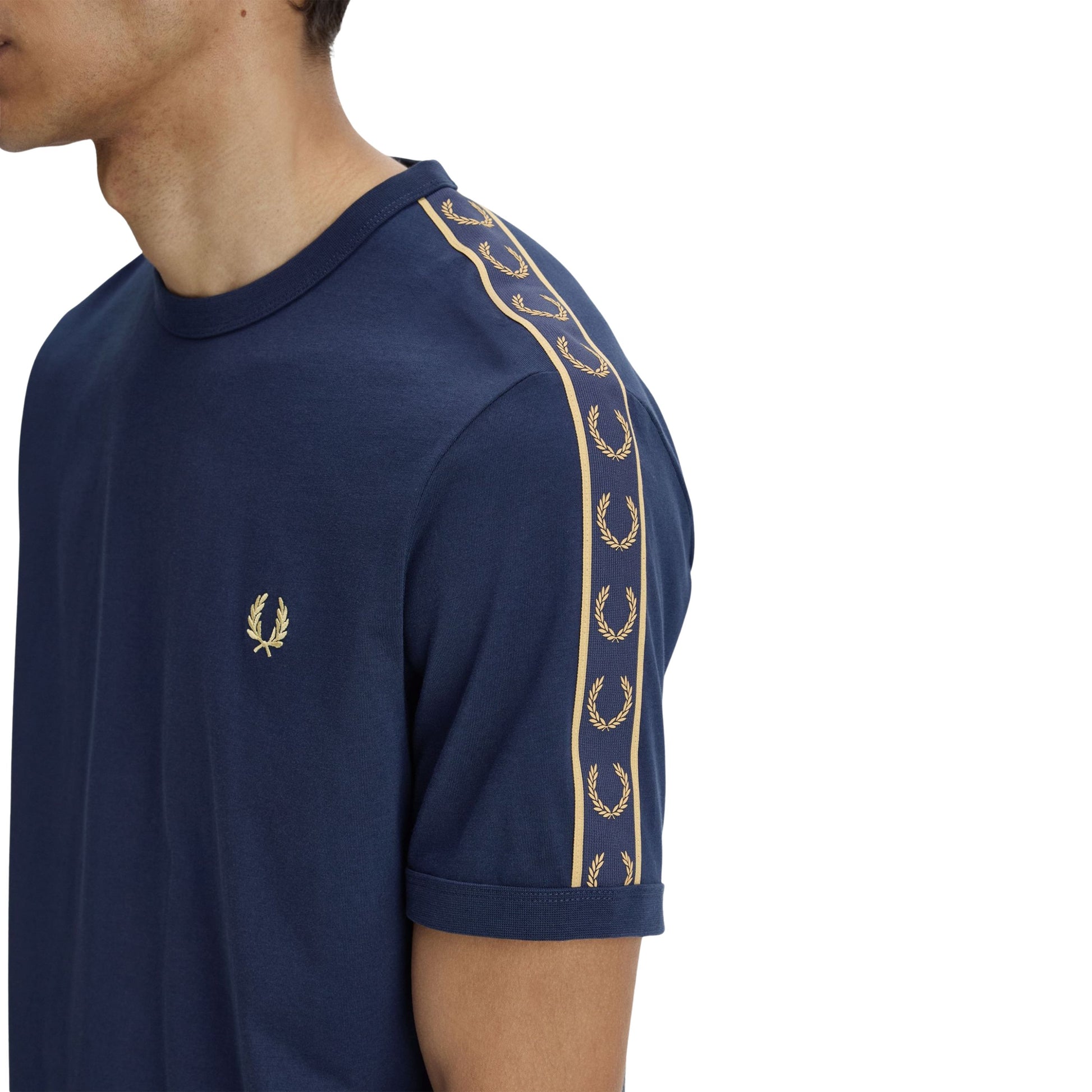 T-Shirt de manga curta para homem Fred Perry Contrast Tape Ringer em Azul Tennis/Champagne. Foto de detalhe da parte da frente, vestido.