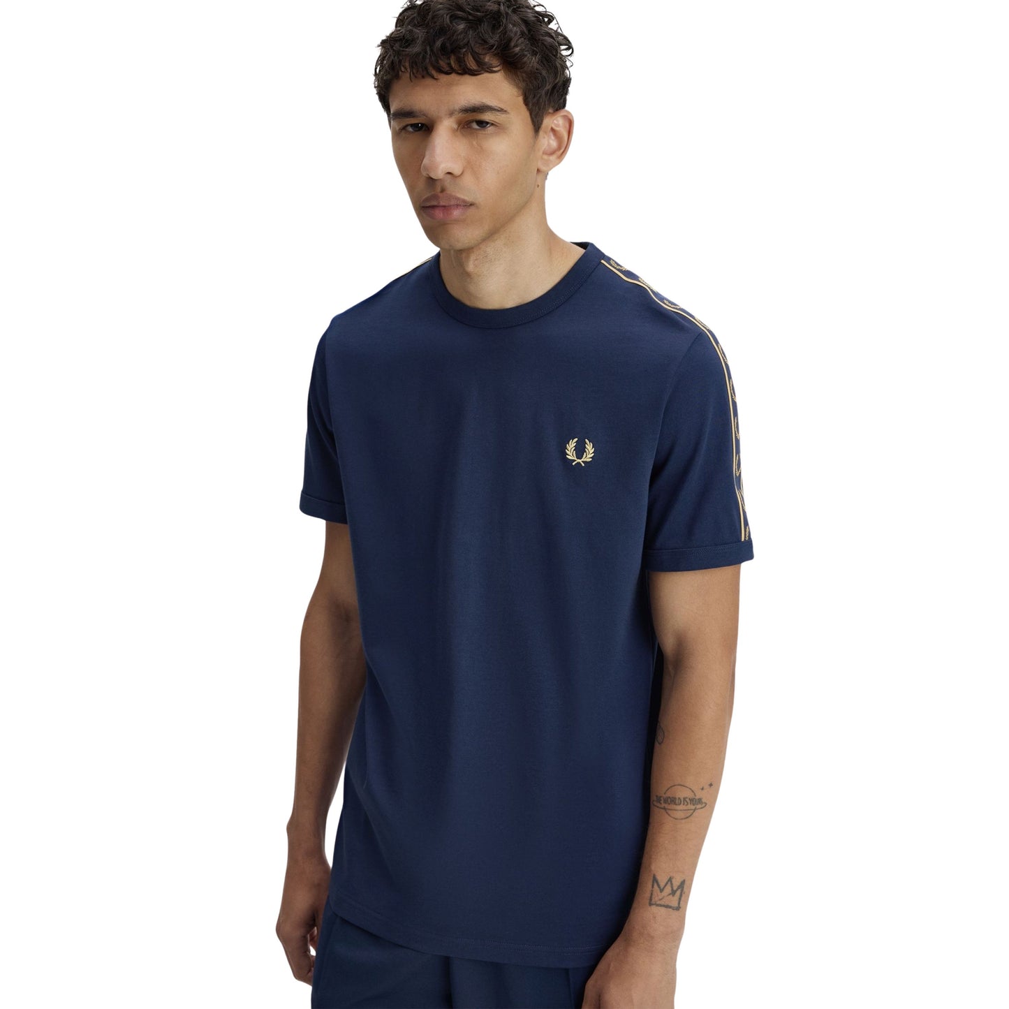 T-Shirt de manga curta para homem Fred Perry Contrast Tape Ringer em Azul Tennis/Champagne. Foto da parte da frente, vestido.