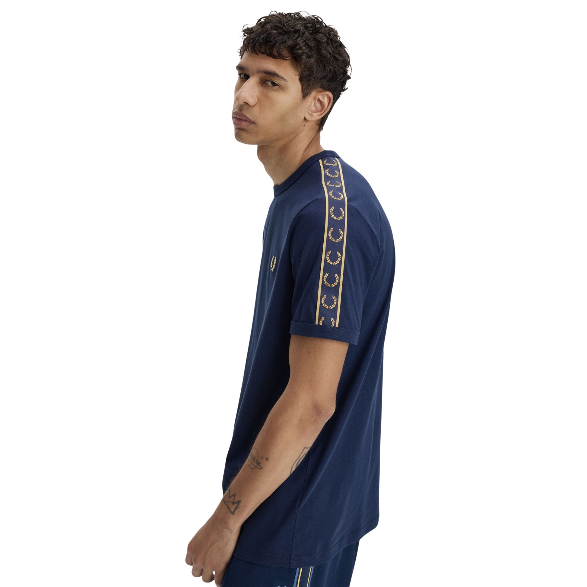 T-Shirt de manga curta para homem Fred Perry Contrast Tape Ringer em Azul Tennis/Champagne. Foto da lateral, vestido.