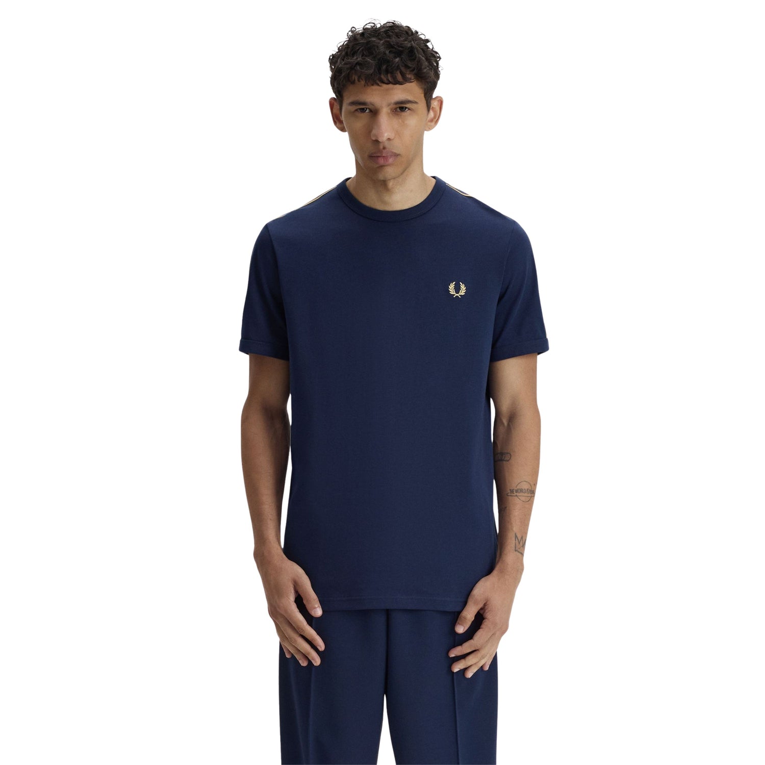 T-Shirt de manga curta para homem Fred Perry Contrast Tape Ringer em Azul Tennis/Champagne. Foto da parte da frente, vestido.