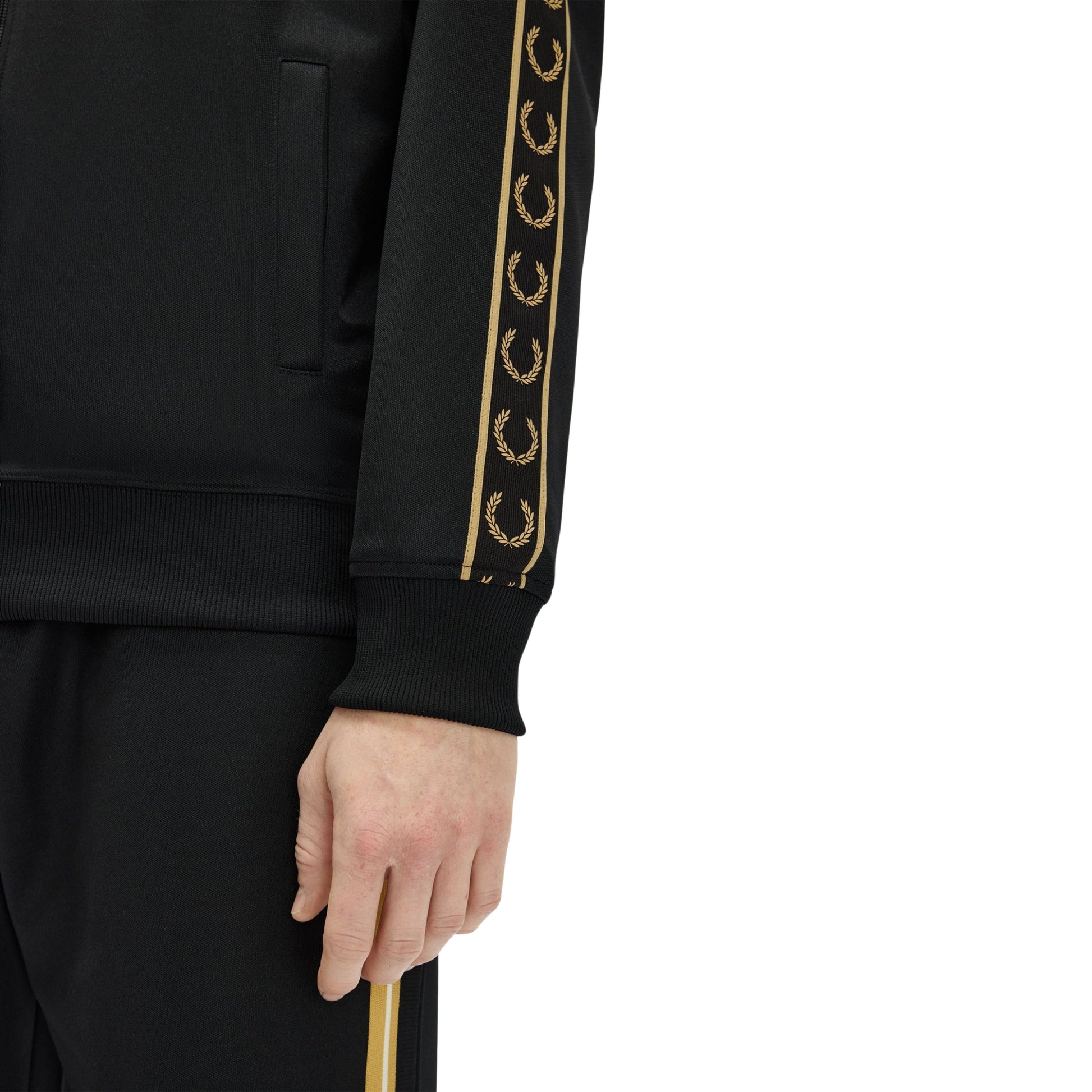 Casaco de fato de treino para homem Fred Perry Contrast Tape em Preto/Champagne. Foto de detalhe da manga, vestido.