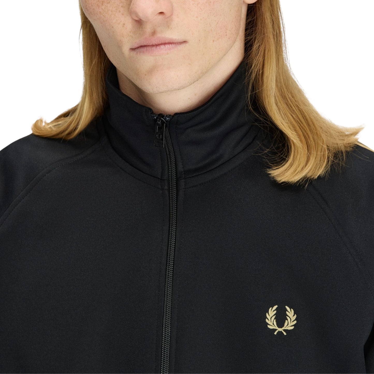 Casaco de fato de treino para homem Fred Perry Contrast Tape em Preto/Champagne. Foto de detalhe da parte da frente, vestido.