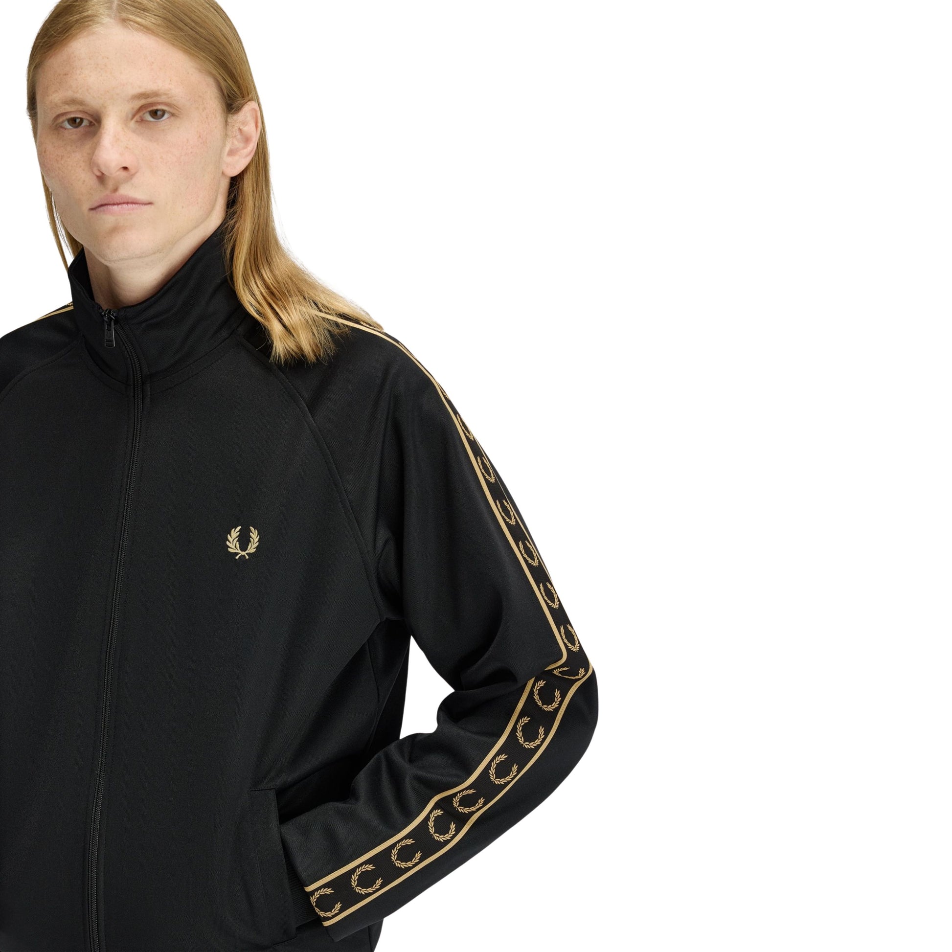 Casaco de fato de treino para homem Fred Perry Contrast Tape em Preto/Champagne. Foto de detalhe da parte da frente, vestido.