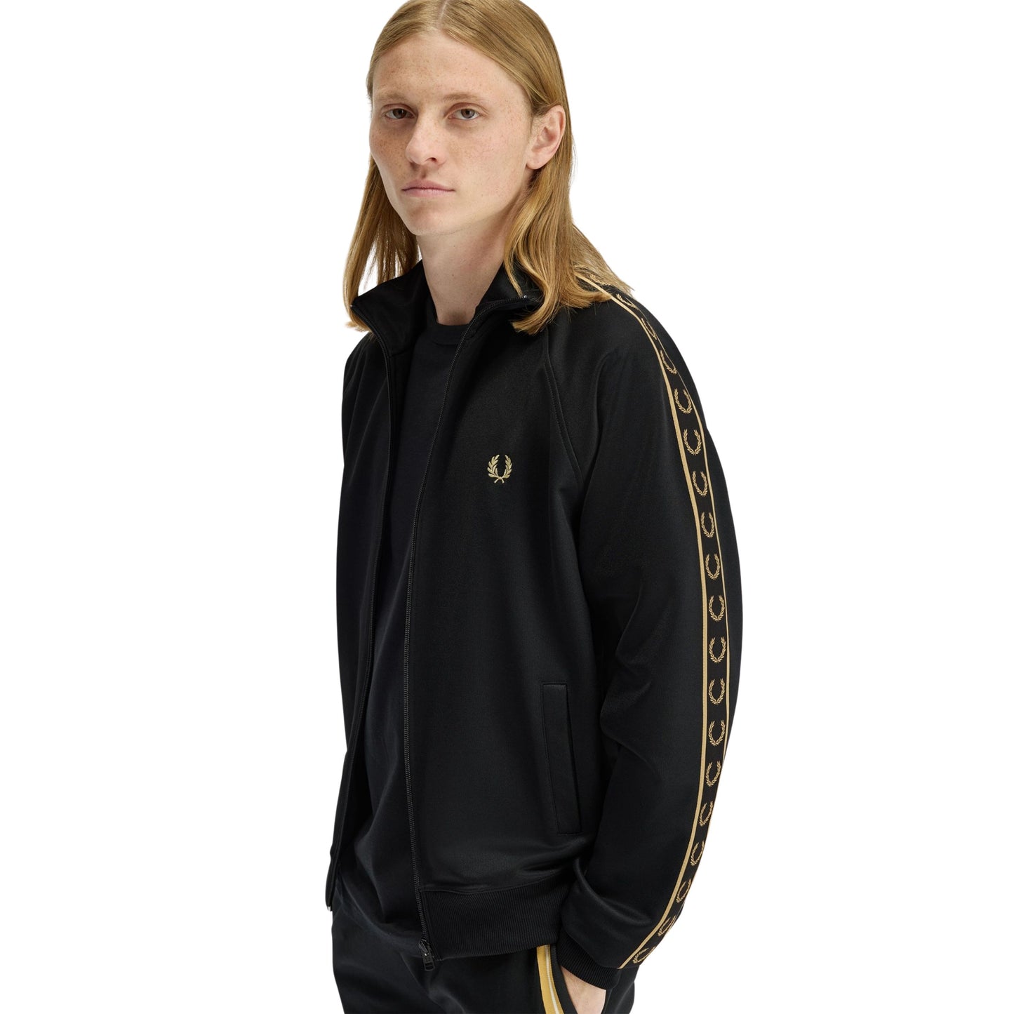Casaco de fato de treino para homem Fred Perry Contrast Tape em Preto/Champagne. Foto da parte da frente a 3/4, vestido.