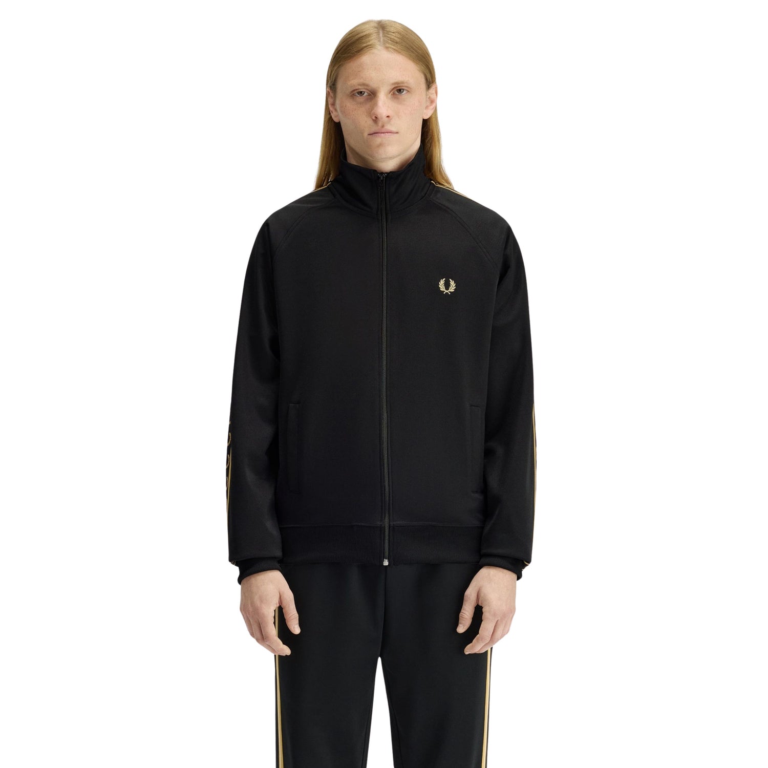Casaco de fato de treino para homem Fred Perry Contrast Tape em Preto/Champagne. Foto da parte da frente, vestido.