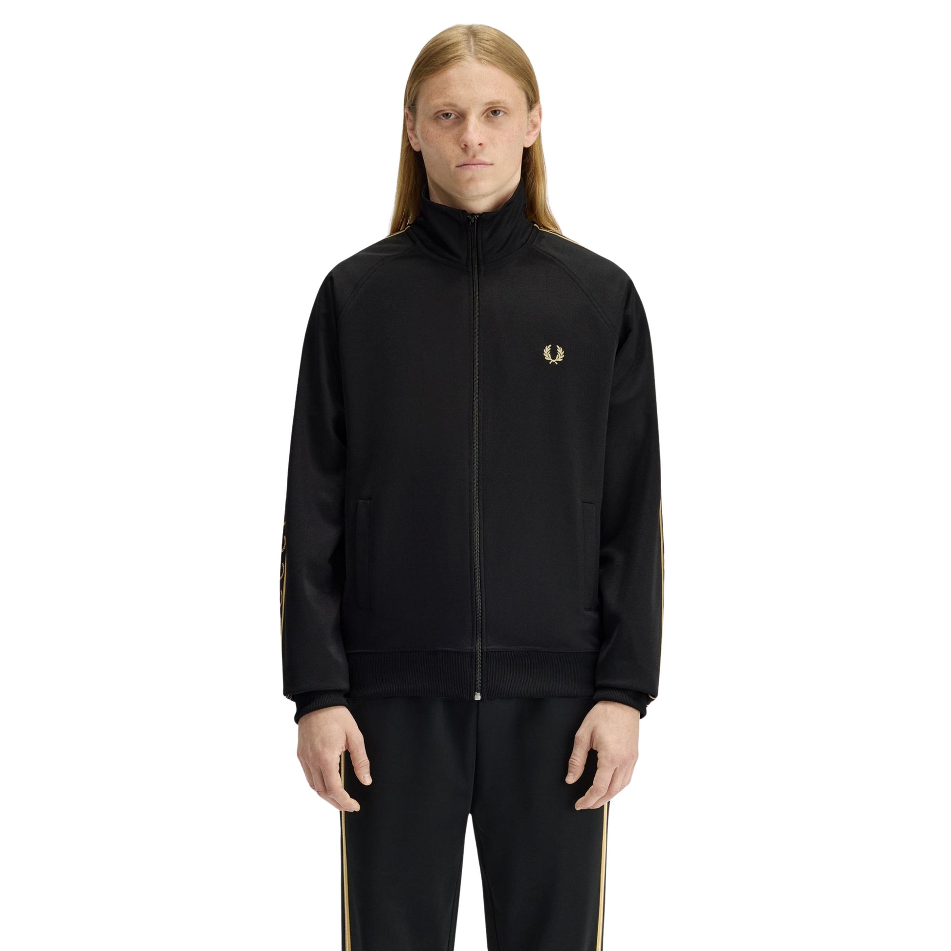 Casaco de fato de treino para homem Fred Perry Contrast Tape em Preto/Champagne. Foto da parte da frente, vestido.