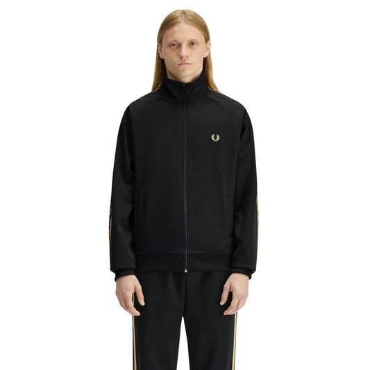 Casaco de fato de treino para homem Fred Perry Contrast Tape em Preto/Champagne. Foto da parte da frente, vestido.