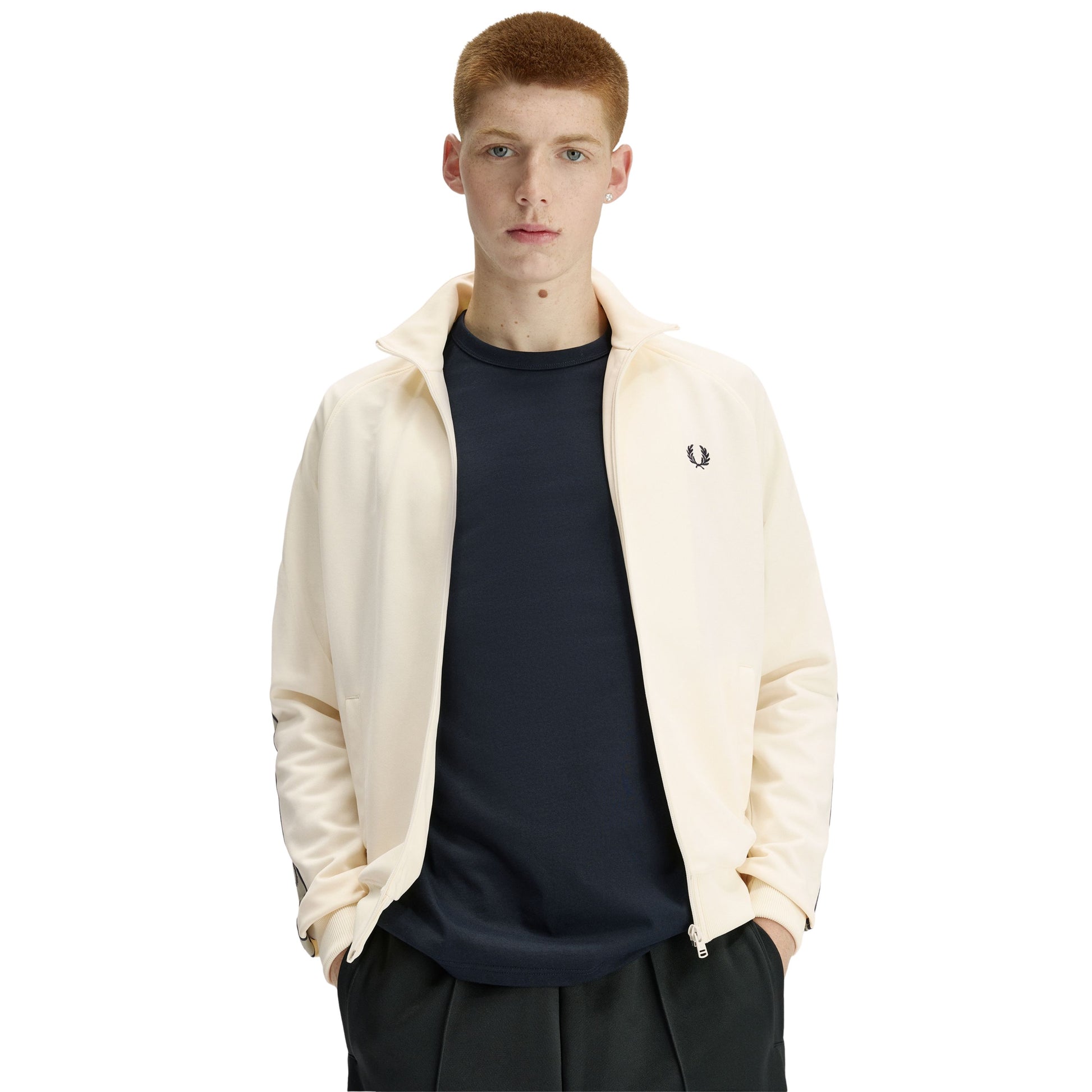 Casaco de fato de treino para homem Fred Perry Contrast Tape em Ecru/Azul Marinho/Seagrass. Foto da parte da frente, vestido.