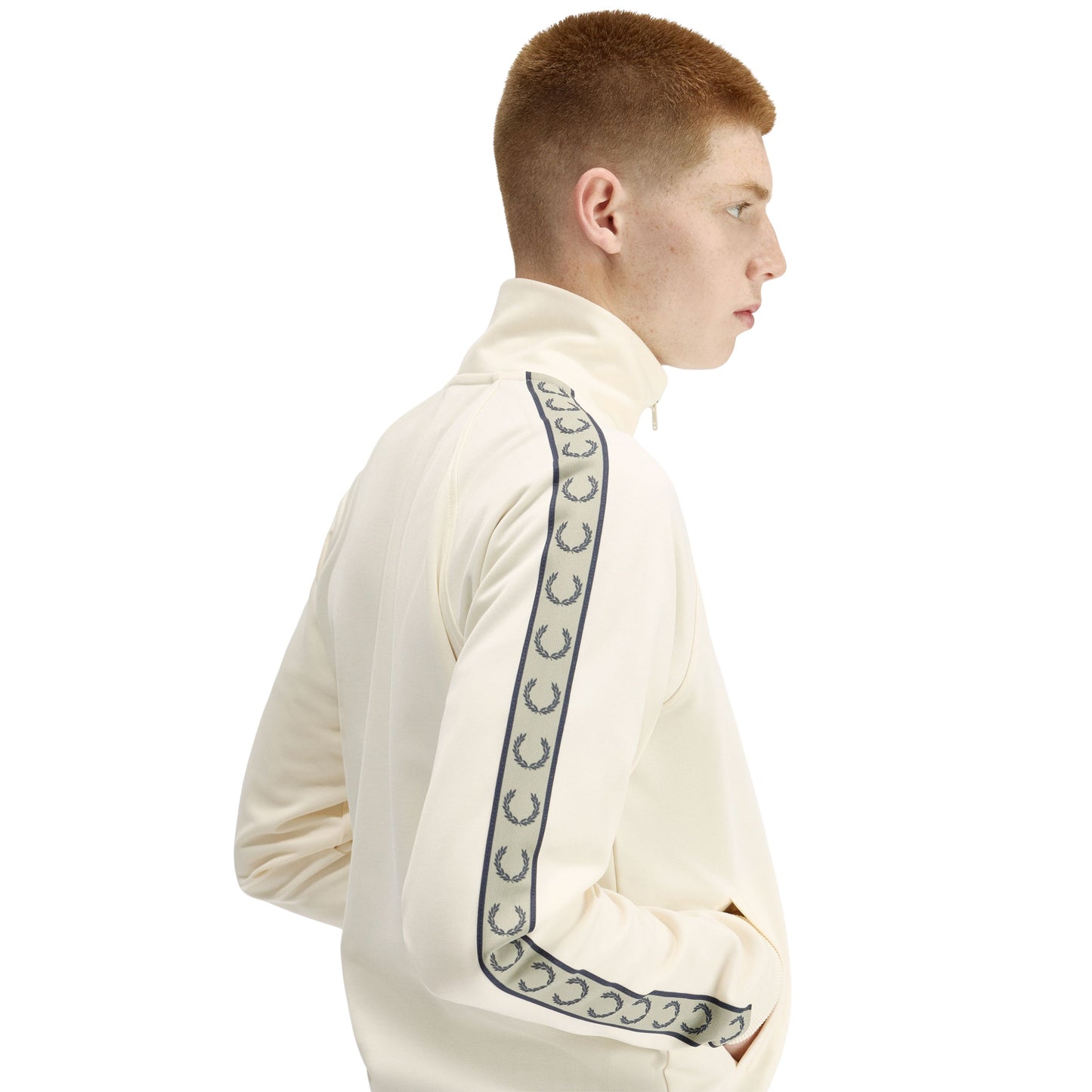 Casaco de fato de treino para homem Fred Perry Contrast Tape em Ecru/Azul Marinho/Seagrass. Foto de detalhe da parte de trás, vestido.