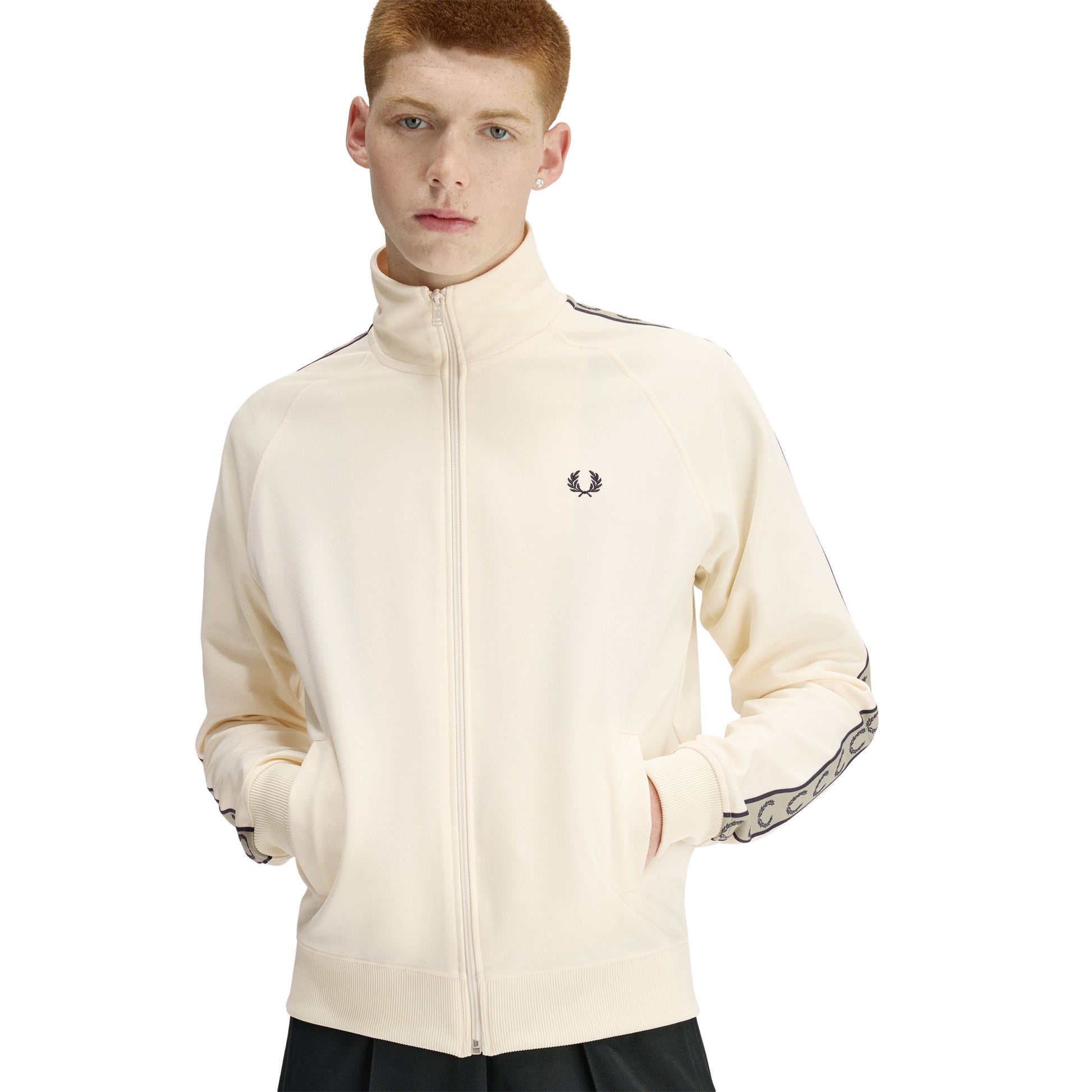 Casaco de fato de treino para homem Fred Perry Contrast Tape em Ecru/Azul Marinho/Seagrass. Foto da parte da frente, vestido.