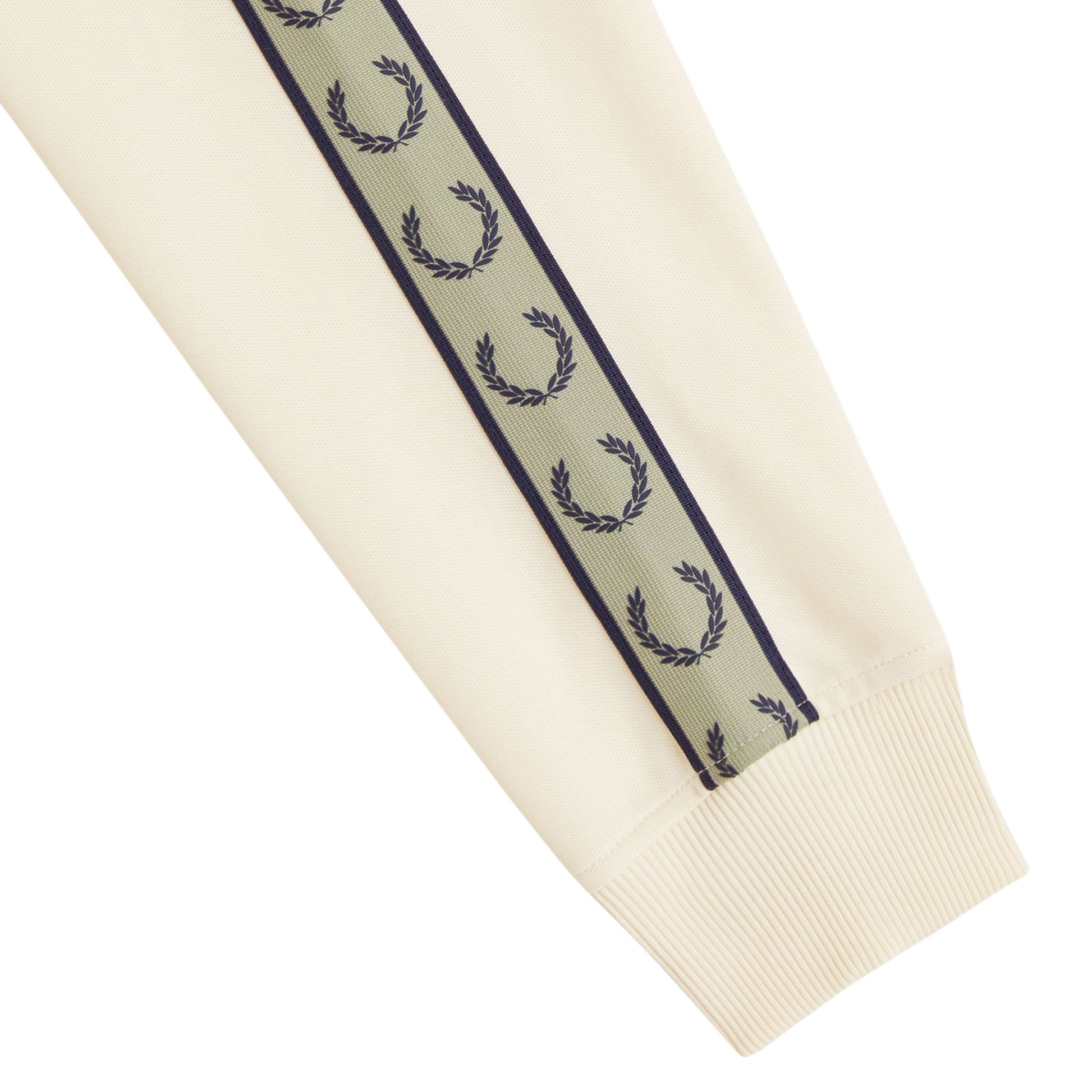 Casaco de fato de treino para homem Fred Perry Contrast Tape em Ecru/Azul Marinho/Seagrass. Foto de detalhe da manga.