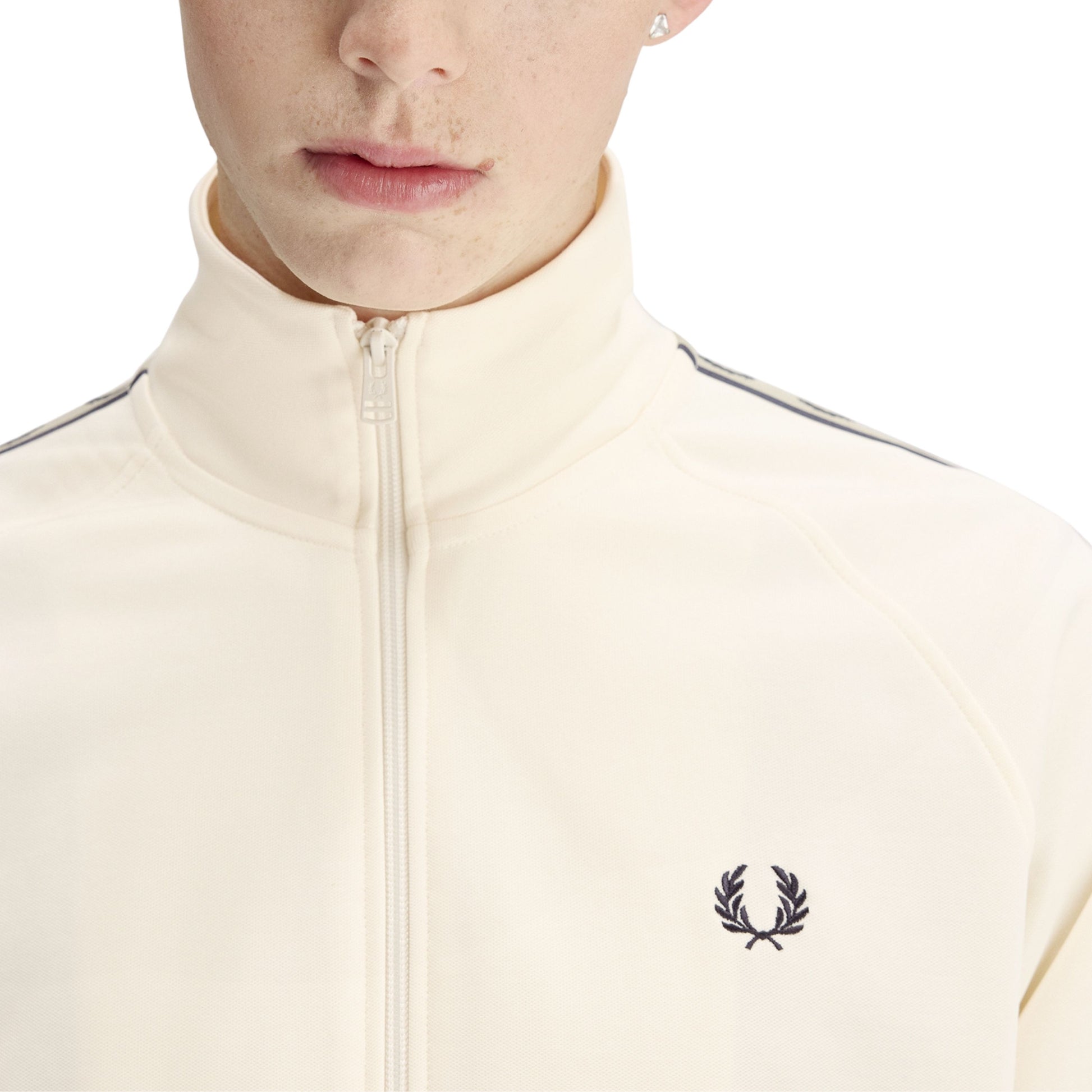 Casaco de fato de treino para homem Fred Perry Contrast Tape em Ecru/Azul Marinho/Seagrass. Foto de detalhe da parte da frente, vestido.