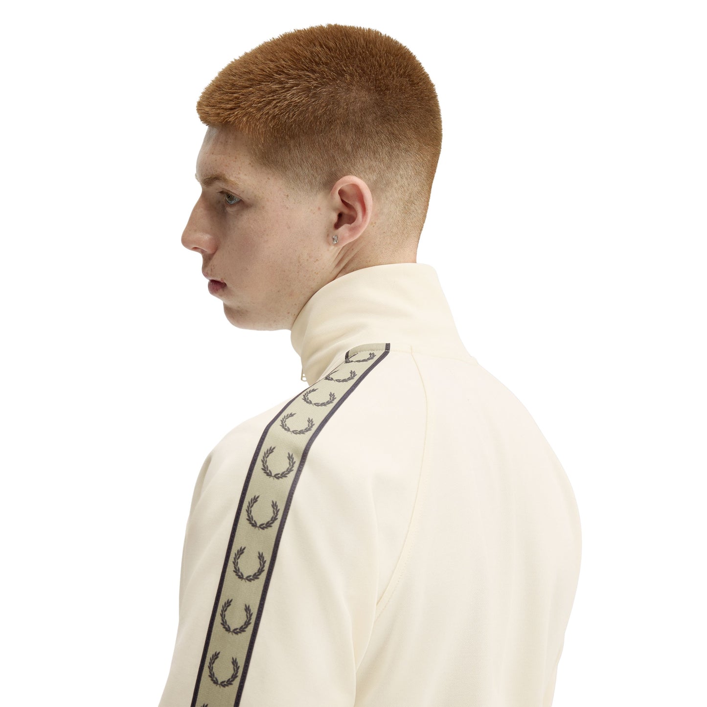 Casaco de fato de treino para homem Fred Perry Contrast Tape em Ecru/Azul Marinho/Seagrass. Foto de detalhe da parte de trás, vestido.