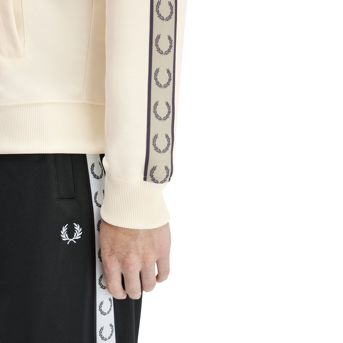 Casaco de fato de treino para homem Fred Perry Contrast Tape em Ecru/Azul Marinho/Seagrass. Foto de detalhe da manga, vestido.