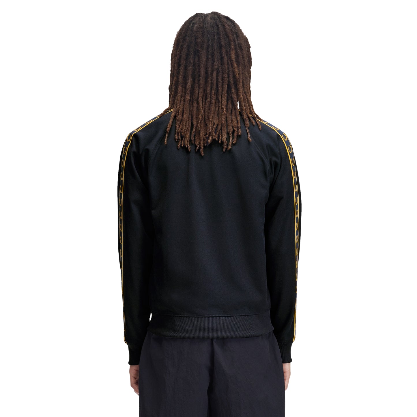 Track jacket Fred Perry Contrast Tape Track Jacket em Navy — vista traseira com modelo, corpo inteiro, fita contrastante dourada com Laurel Wreaths nos ombros e mangas visível, costas limpas.