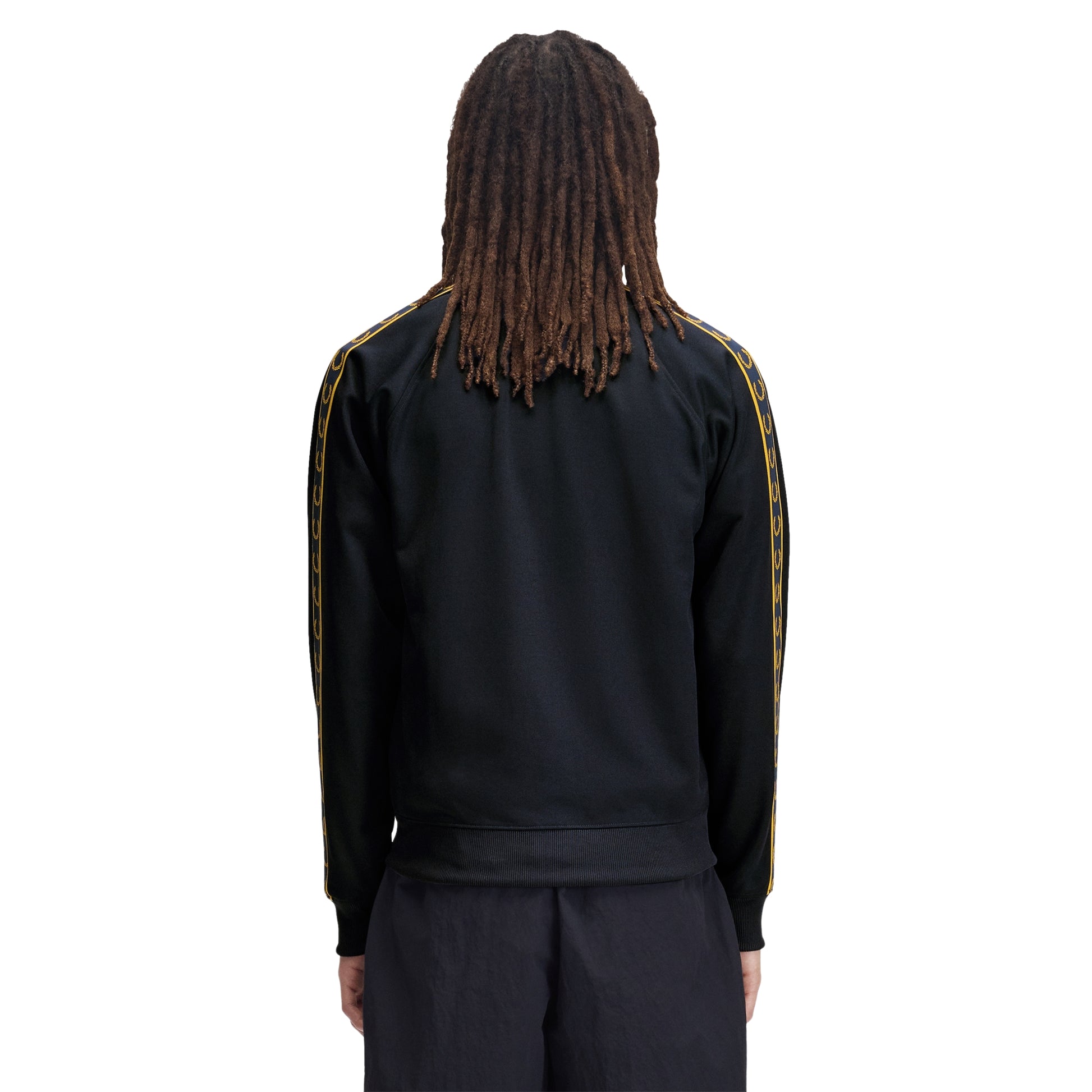Track jacket Fred Perry Contrast Tape Track Jacket em Navy — vista traseira com modelo, corpo inteiro, fita contrastante dourada com Laurel Wreaths nos ombros e mangas visível, costas limpas.