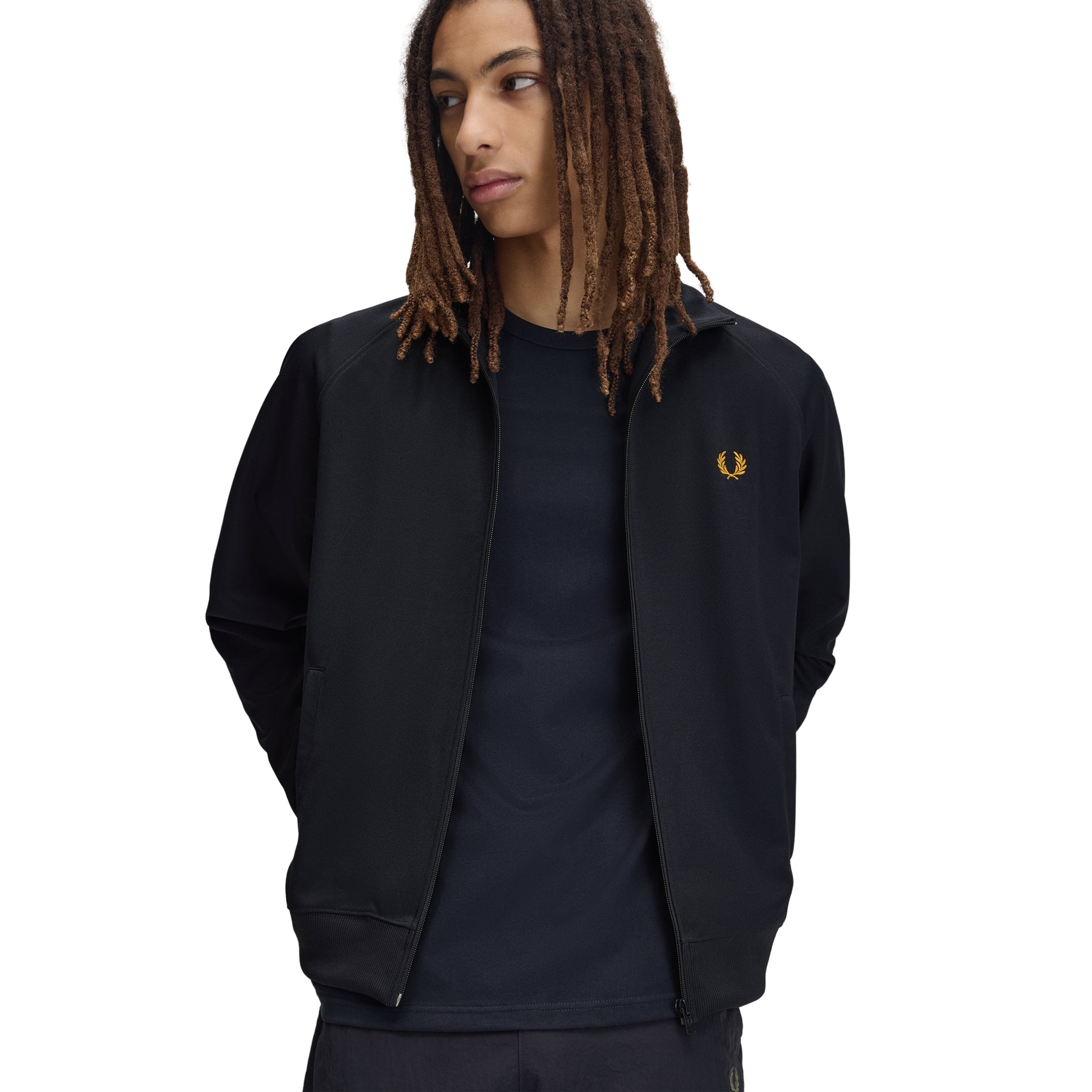 Track jacket Fred Perry Contrast Tape Track Jacket em Navy — vista frontal com modelo, meio corpo, fecho zip aberto, bordado Laurel Wreath em Golden no peito esquerdo, t-shirt navy por baixo visível.