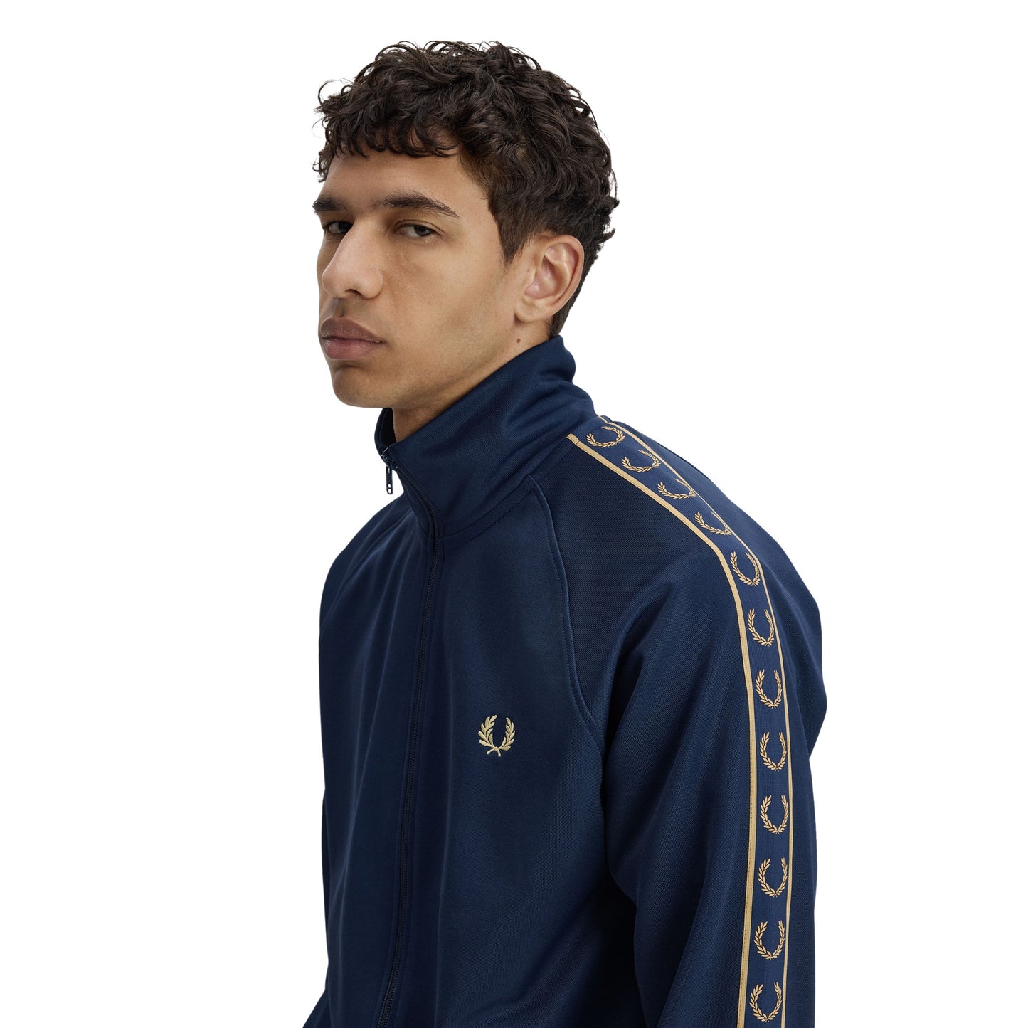 Casaco de fato de treino para homem Fred Perry Contrast Tape em Azul Tennis/Champagne. Foto de detalhe da parte da frente, vestido.