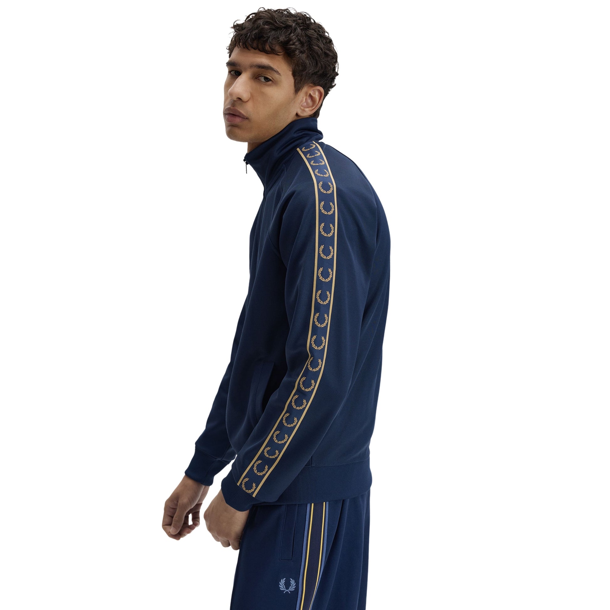 Casaco de fato de treino para homem Fred Perry Contrast Tape em Azul Tennis/Champagne. Foto da lateral, vestido.