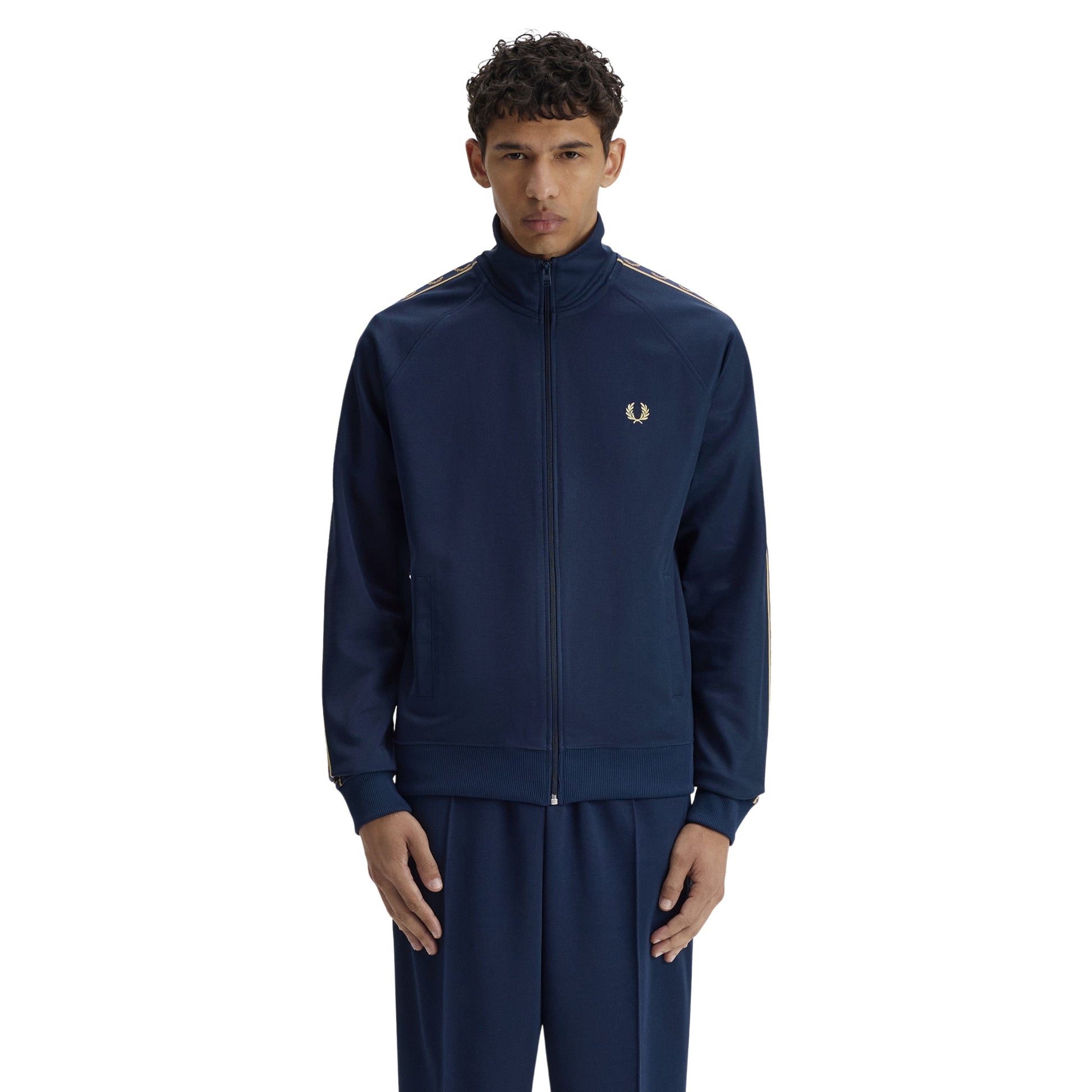 Casaco de fato de treino para homem Fred Perry Contrast Tape em Azul Tennis/Champagne. Foto da parte da frente, vestido.