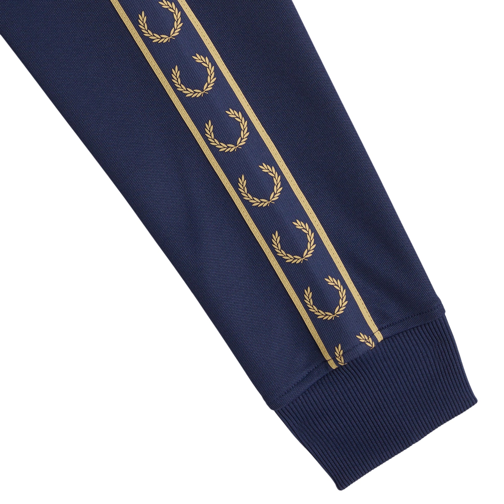 Casaco de fato de treino para homem Fred Perry Contrast Tape em Azul Tennis/Champagne. Foto de detalhe da manga.