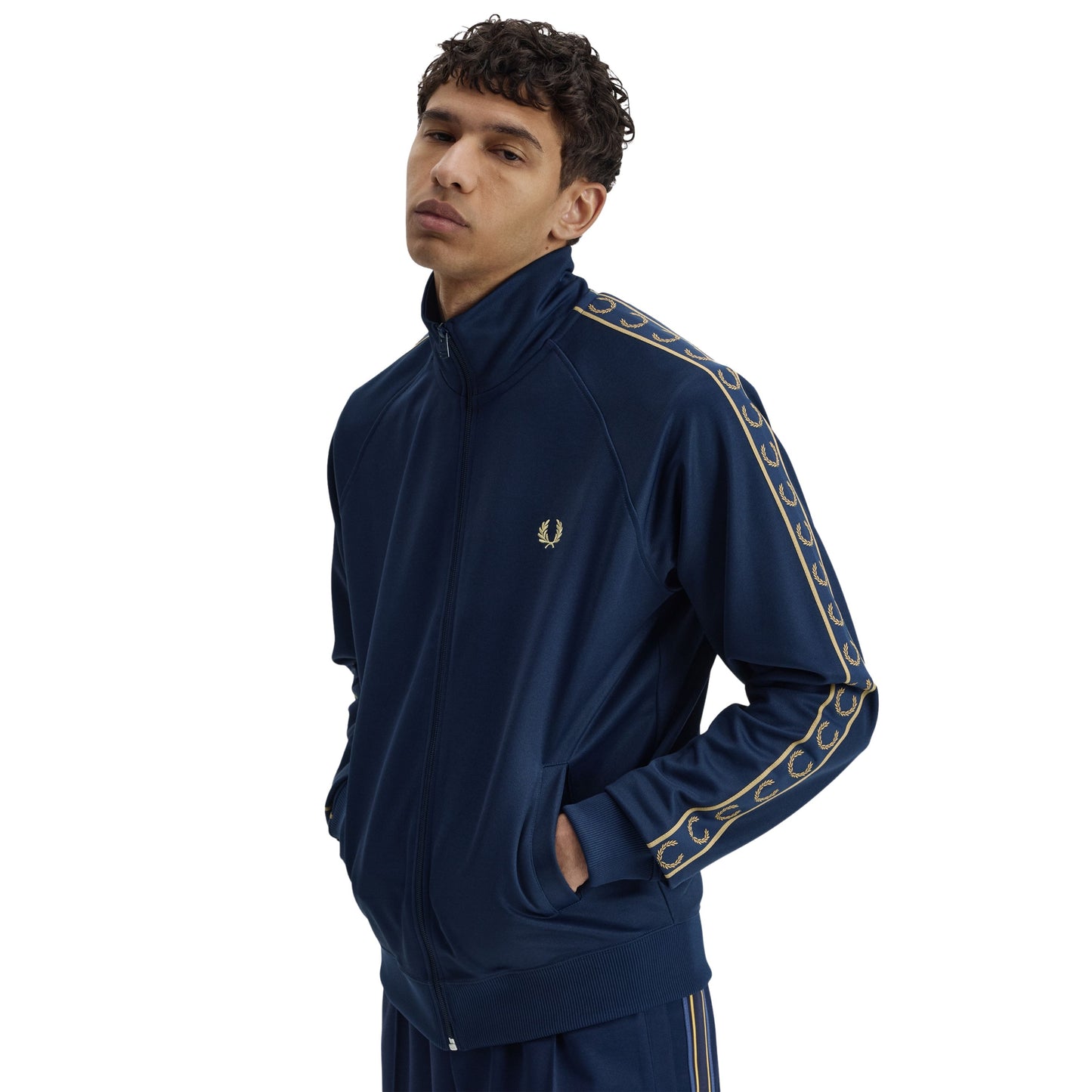 Casaco de fato de treino para homem Fred Perry Contrast Tape em Azul Tennis/Champagne. Foto da parte da frente, vestido.