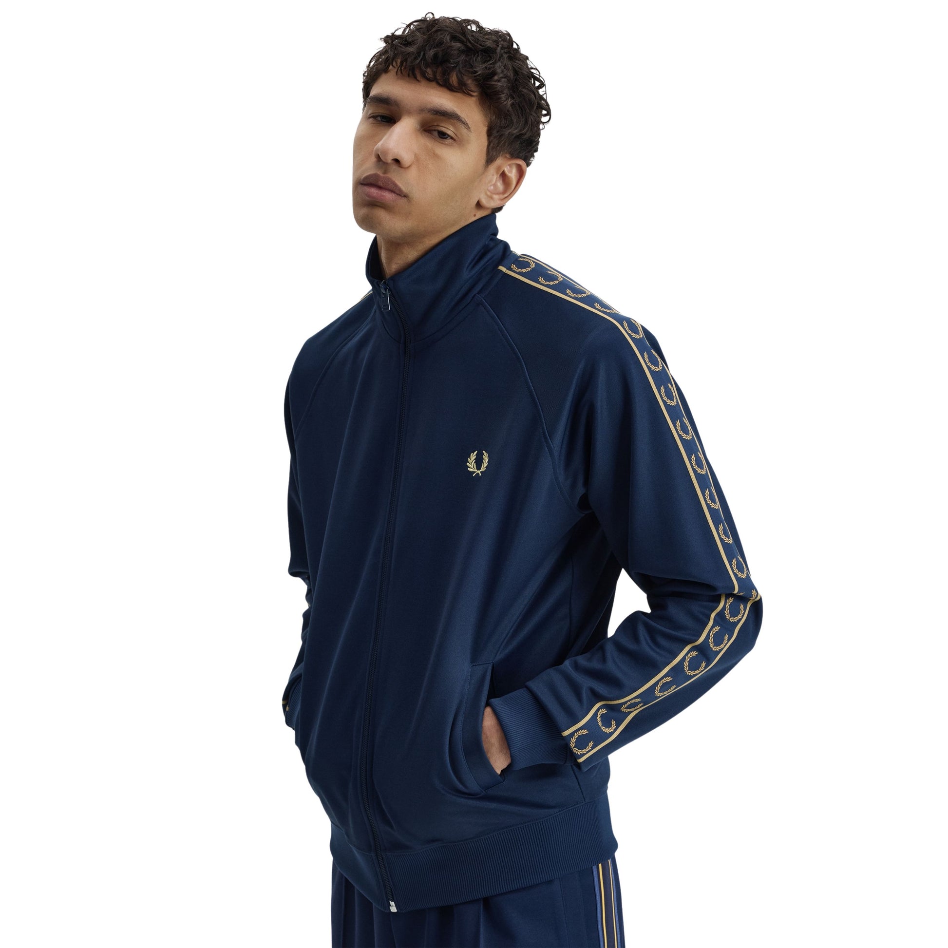 Casaco de fato de treino para homem Fred Perry Contrast Tape em Azul Tennis/Champagne. Foto da parte da frente, vestido.