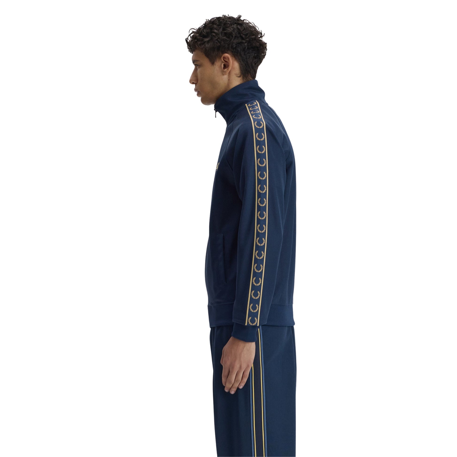 Casaco de fato de treino para homem Fred Perry Contrast Tape em Azul Tennis/Champagne. Foto da lateral, vestido.