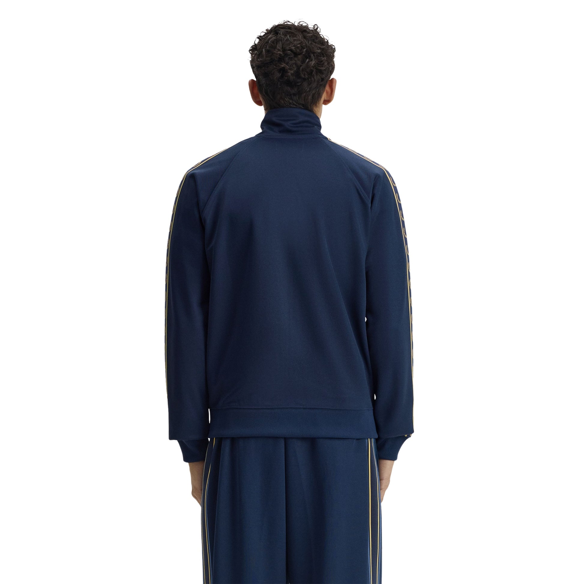 Casaco de fato de treino para homem Fred Perry Contrast Tape em Azul Tennis/Champagne. Foto da parte de trás, vestido.