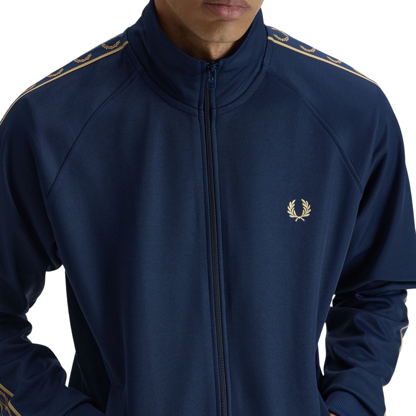 Casaco de fato de treino para homem Fred Perry Contrast Tape em Azul Tennis/Champagne. Foto de detalhe da parte da frente, vestido.