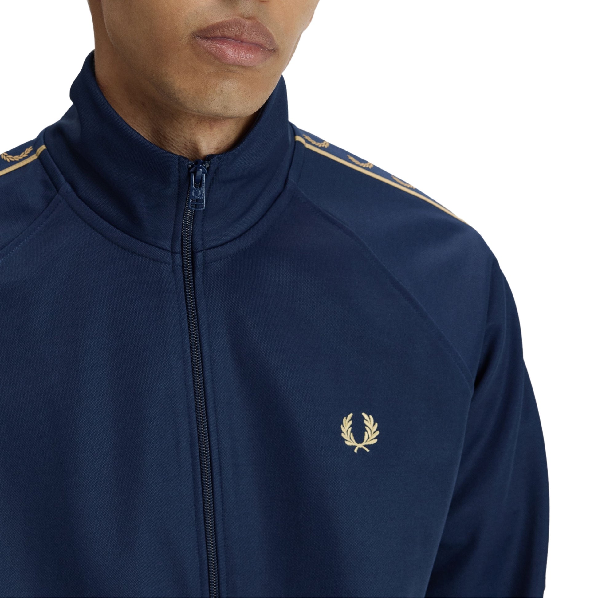Casaco de fato de treino para homem Fred Perry Contrast Tape em Azul Tennis/Champagne. Foto de detalhe da parte da frente, vestido.