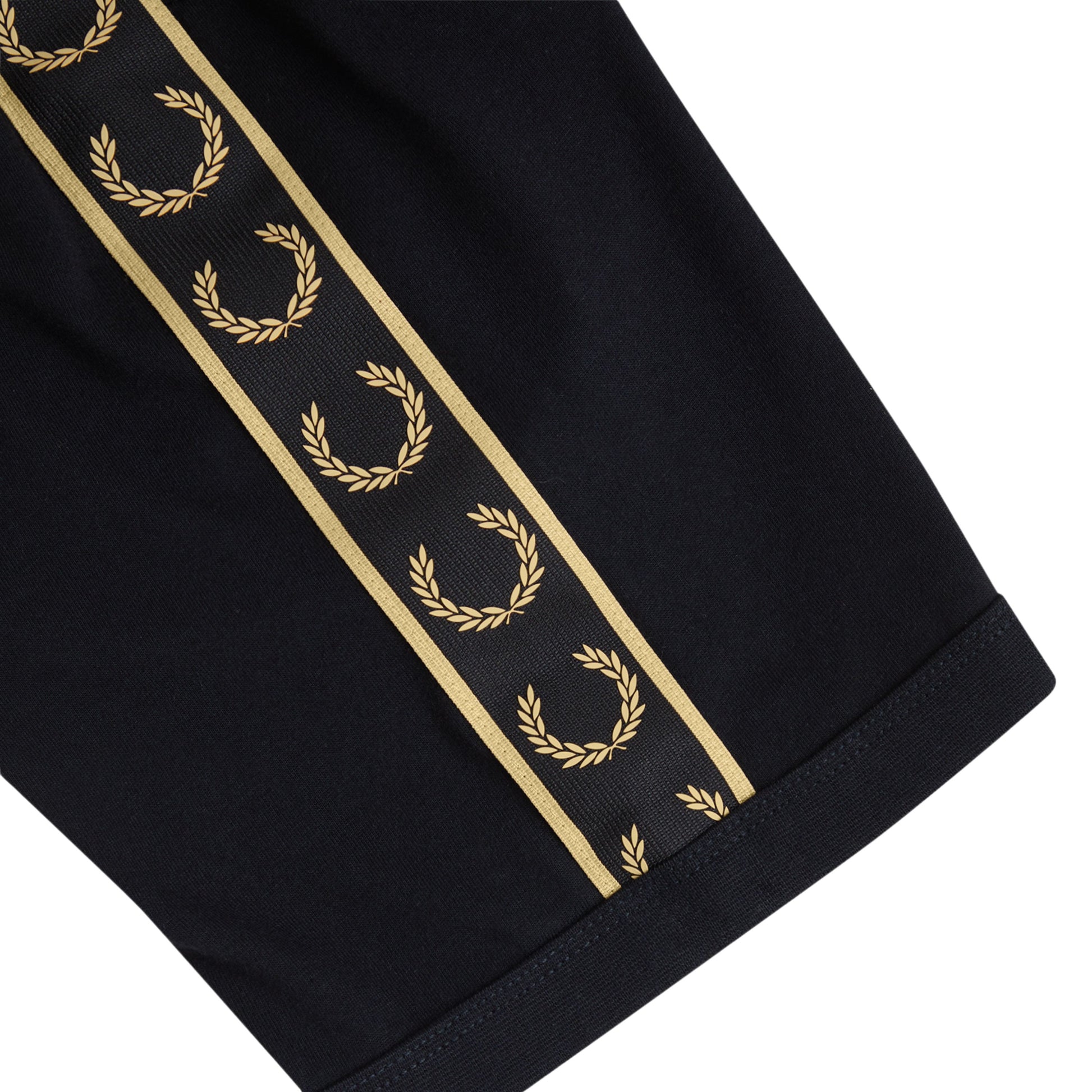 T-Shirt de manga curta para homem Fred Perry Contrast Tape Ringer em Preto/Champagne. Foto de detalhe da manga.