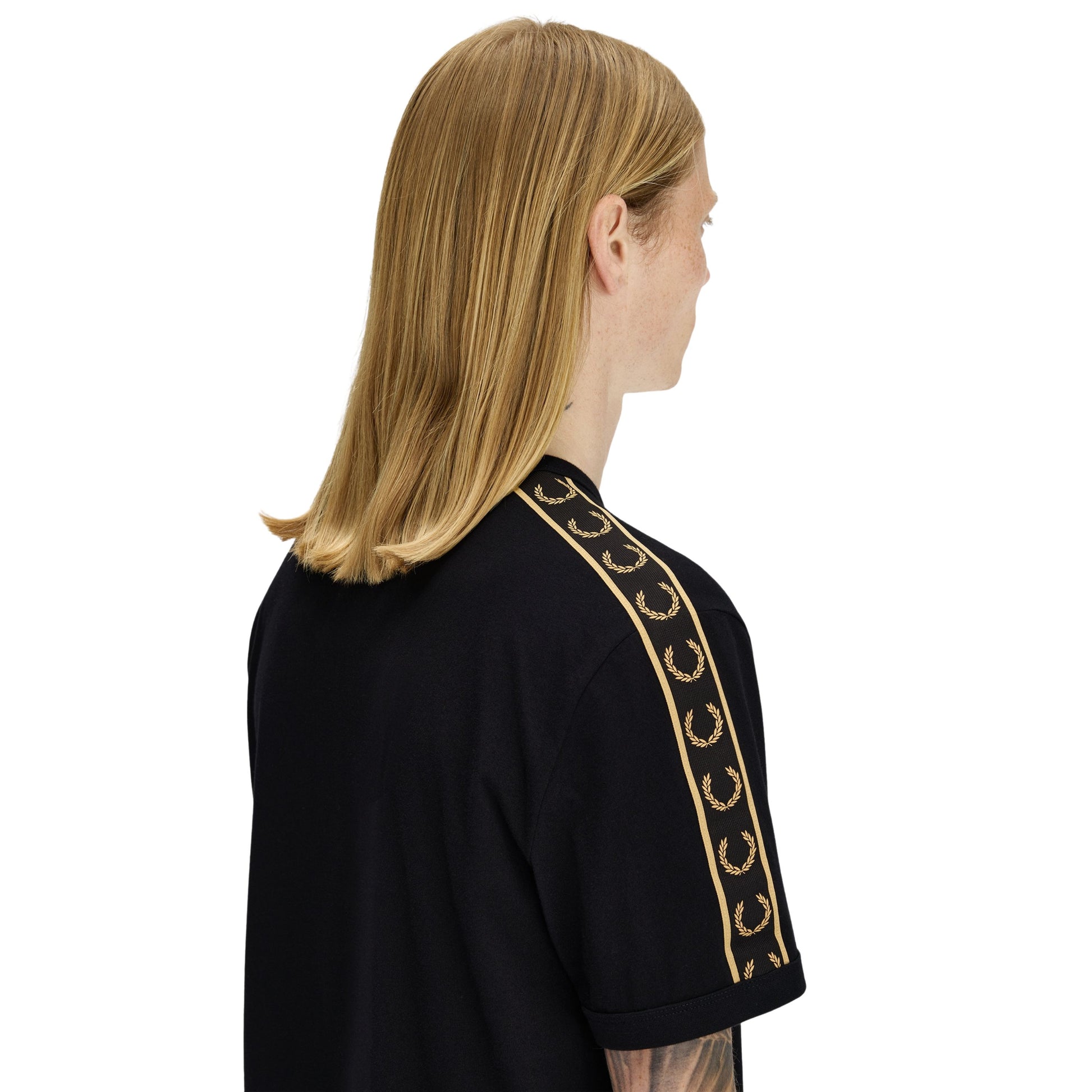 T-Shirt de manga curta para homem Fred Perry Contrast Tape Ringer em Preto/Champagne. Foto da parte de trás, vestida.