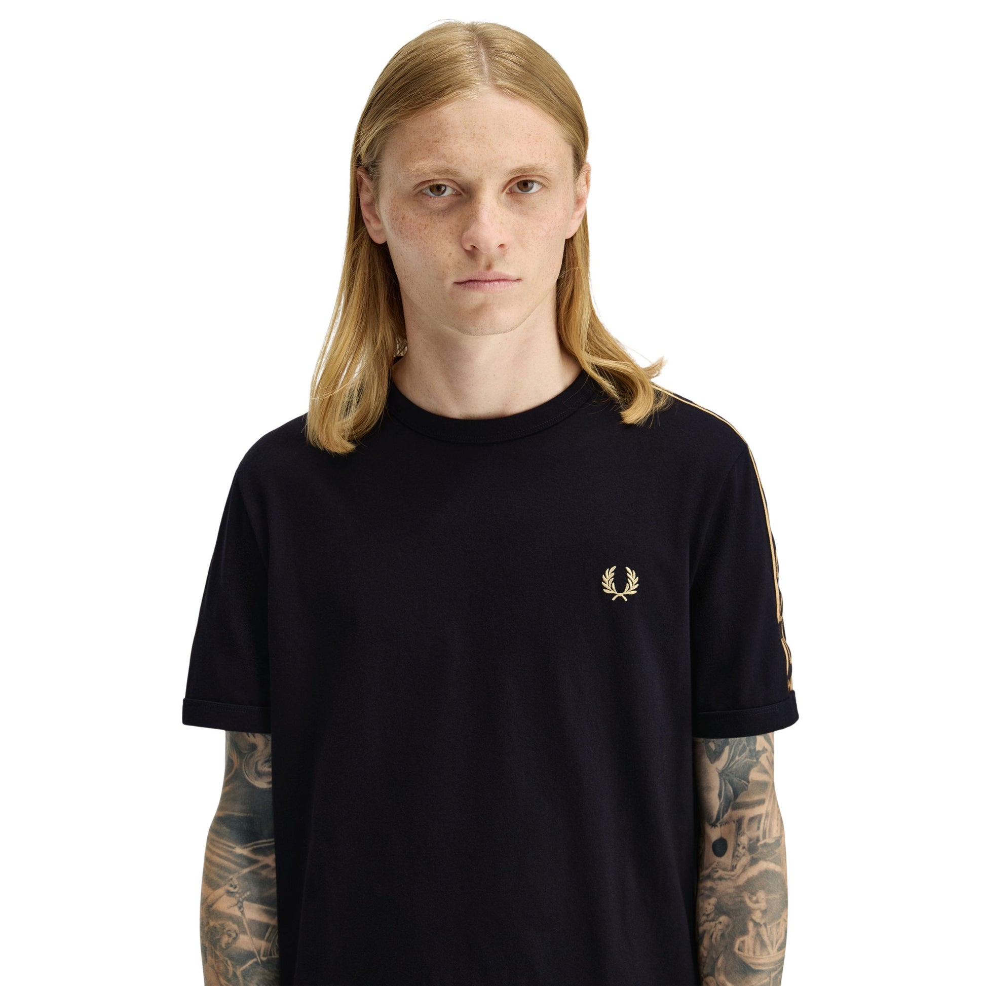 T-Shirt de manga curta para homem Fred Perry Contrast Tape Ringer em Preto/Champagne. Foto da parte da frente, vestida.